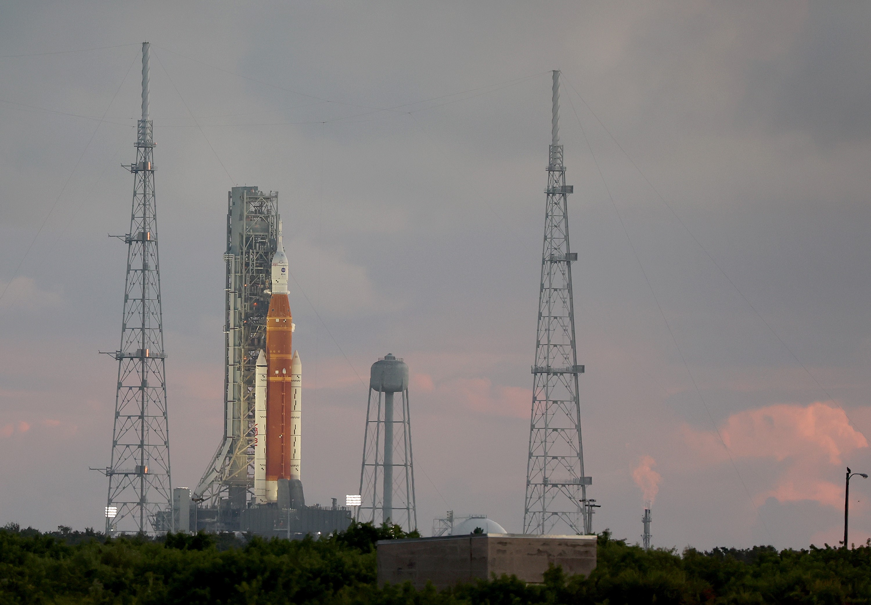 CAPE CANAVERAL, FLORIDA - AUGUST 29: NASA�s Artemis I rocket sits on launch pad 39-B at Kennedy Space Center on August 29, 2022 in Cape Canaveral, Florida. The Artemis I launch was scrubbed after an issue was found on one of the rocket's four engines. The next launch opportunity is on September 2. Joe Raedle/Getty Images/AFP
== FOR NEWSPAPERS, INTERNET, TELCOS & TELEVISION USE ONLY ==