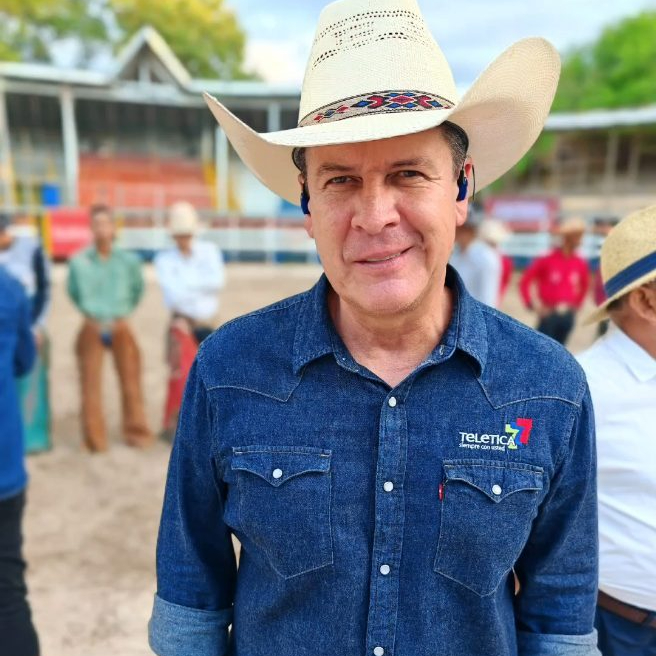 Carlos Álvarez, presentador de Teletica y locutor de Omega.