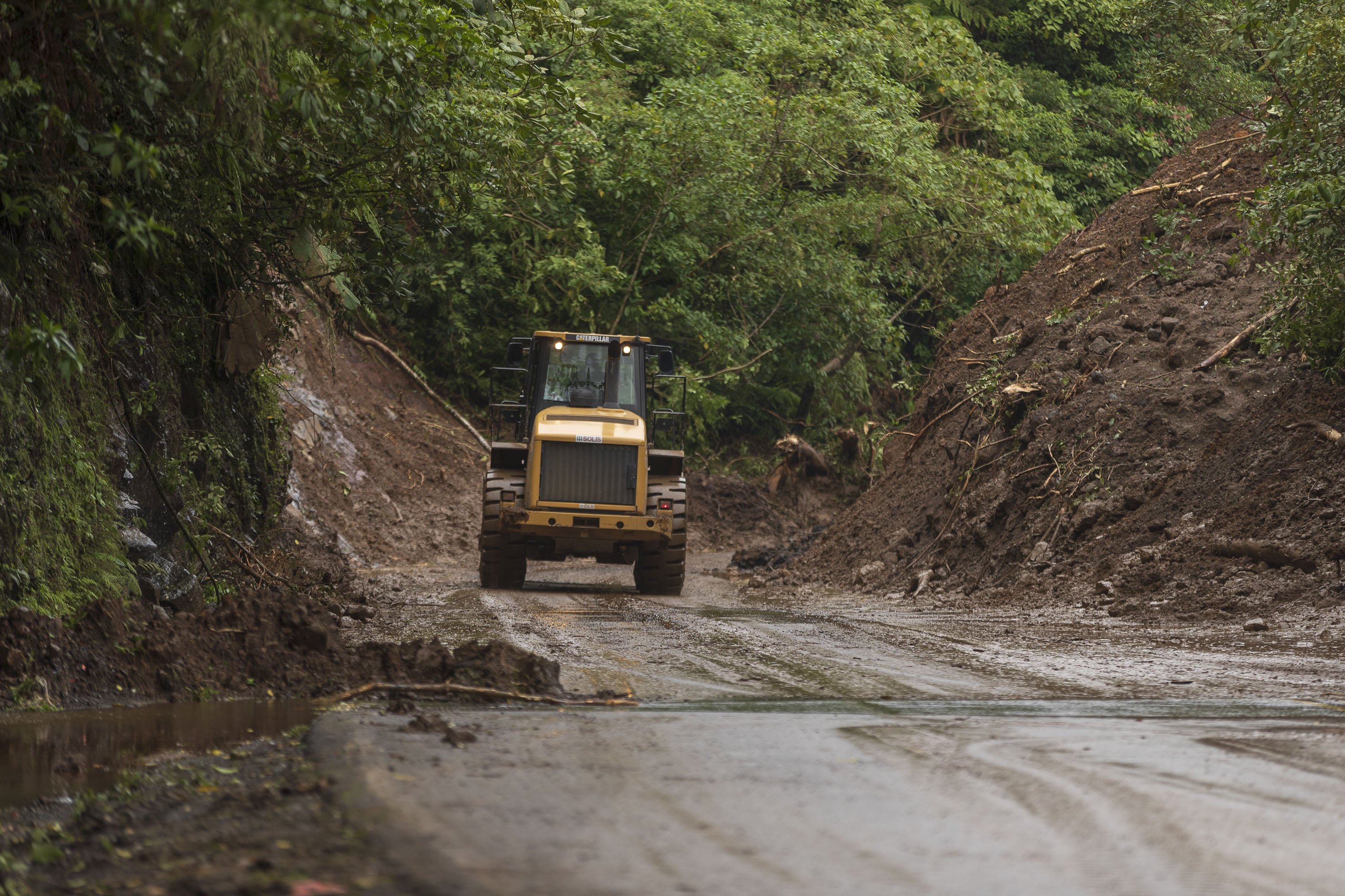 15/07/2018, Heredia, Tunel Zurqui, los trabajadores del MOPT y la comision de emergencias estan removiendo la tierra que cayó producto del derrumbe causado por las lluvias. Fotografía José Cordero