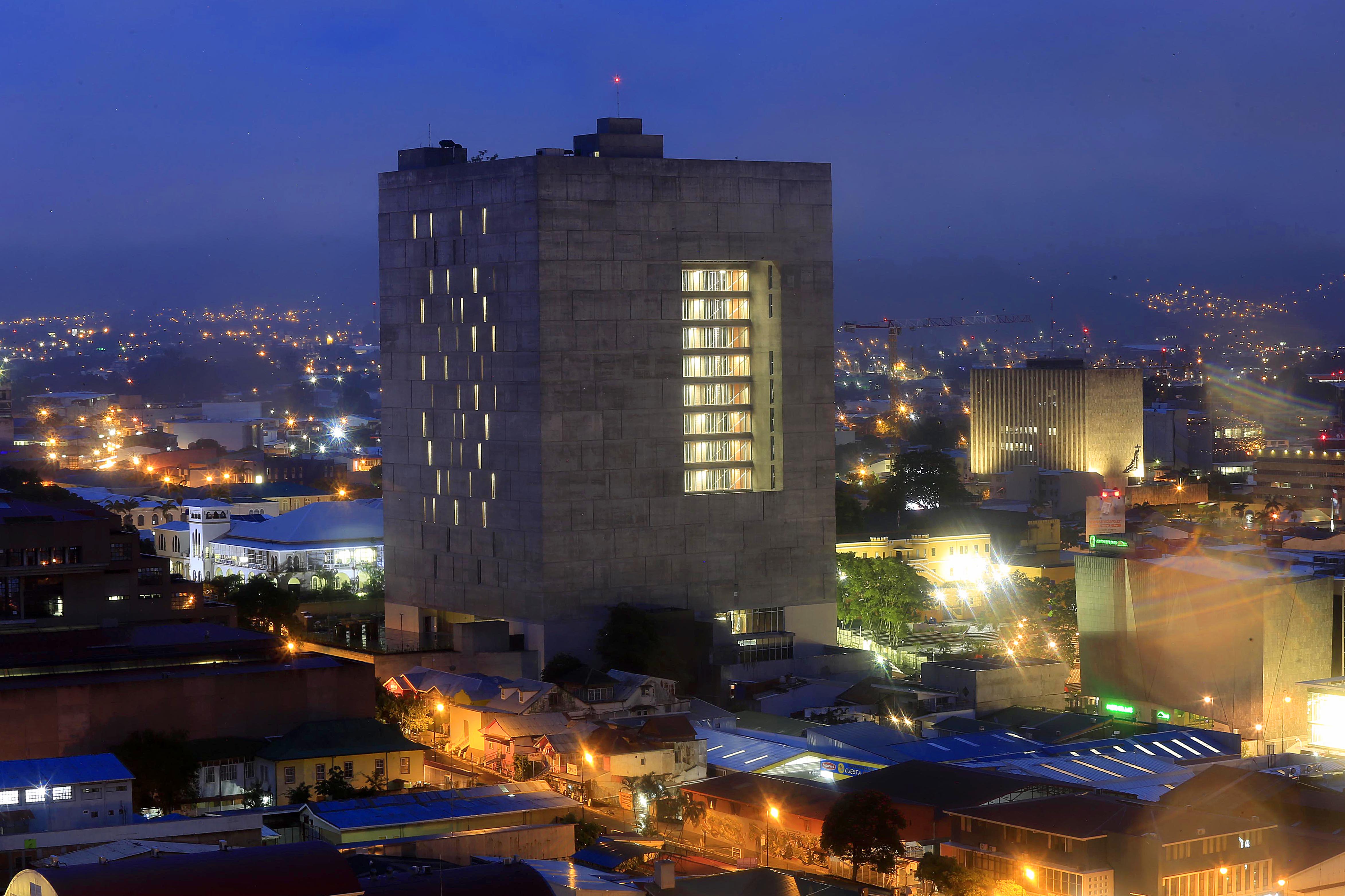 20/08/2020 San José. Edificio de la nueva Asamblea Legislativa, desde la azotea del Hotel Aurola Holiday Inn. Foto: Rafael Pacheco