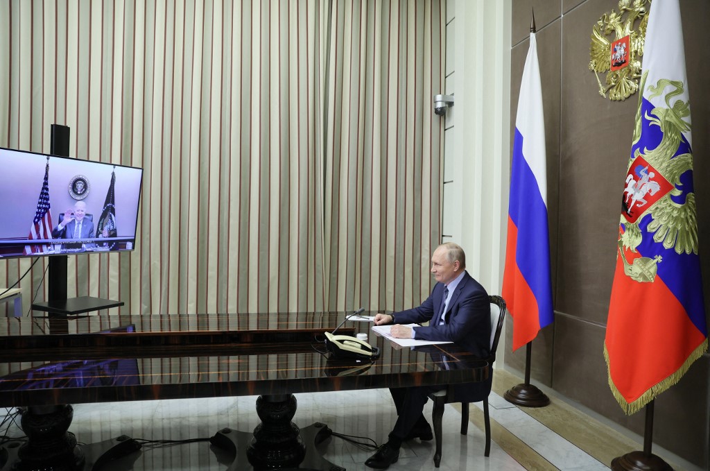 Russian President Vladimir Putin attends a meeting with US President Joe Biden via a video call in the Black Sea resort of Sochi on December 7, 2021. (Photo by Mikhail Metzel / SPUTNIK / AFP)