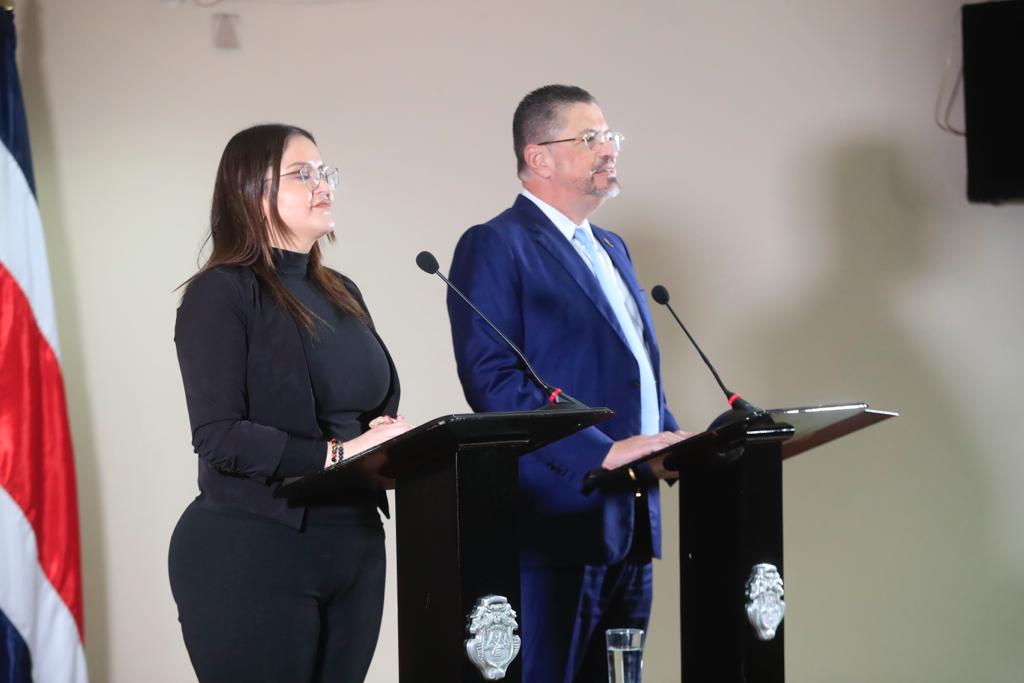 09/01/2023. El presidente Rodrigo Chaves y la ministra de Salud, Joselyn Chacón, se refieren en conferencia de prensa a Piero Calandrelli. Foto: Rafael Pacheco.
