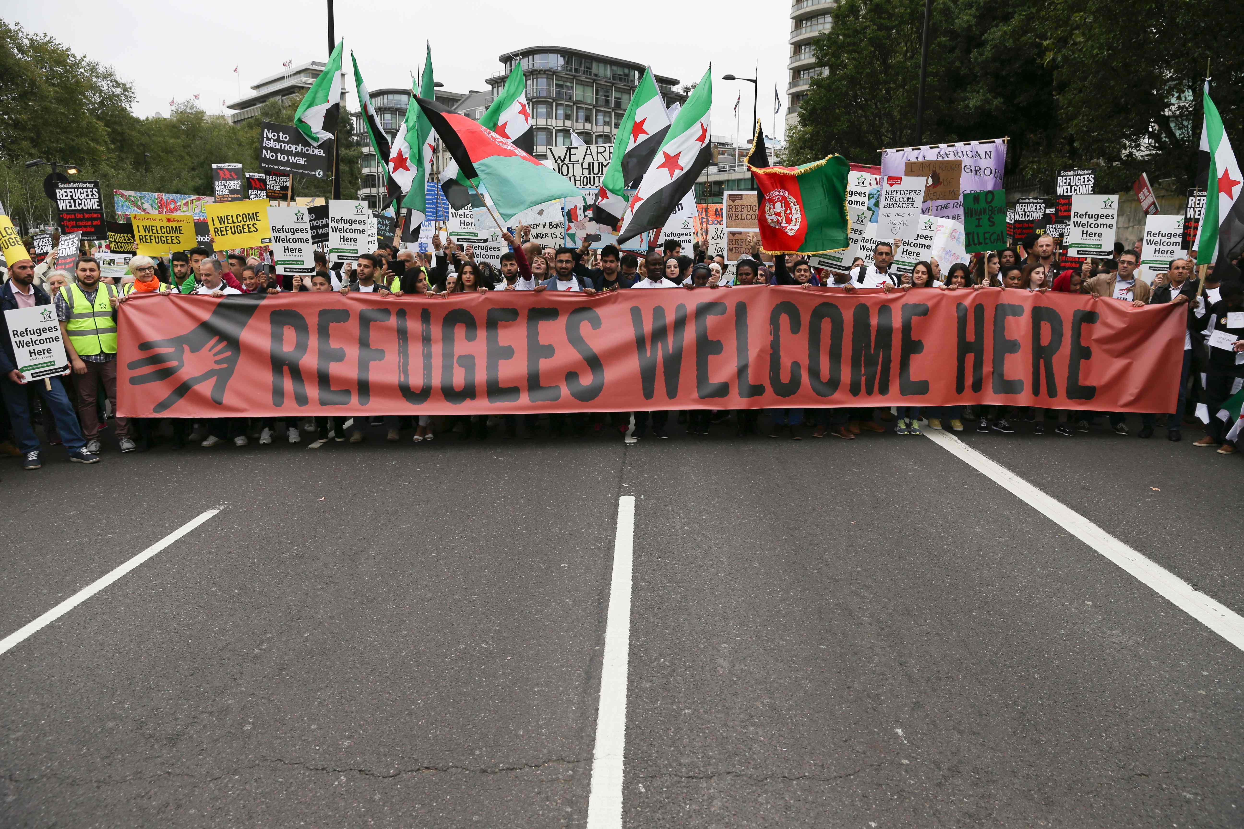Manifestantes marcharon este sábado en Londres solicitando al Parlamento recibir a los migrantes.