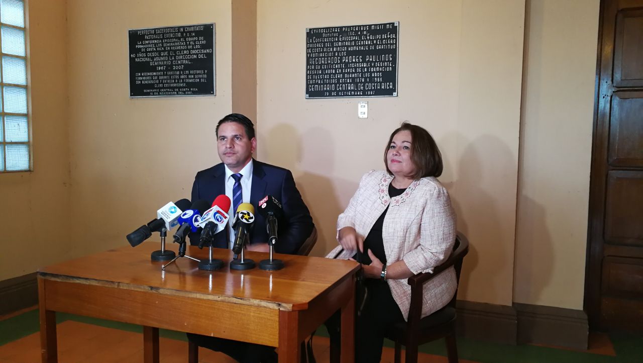 La abogada Alexandra Loría acompañó al candidato presidencial Fabricio Alvarado a la reunión con los obispos de la Conferencia Episcopal.