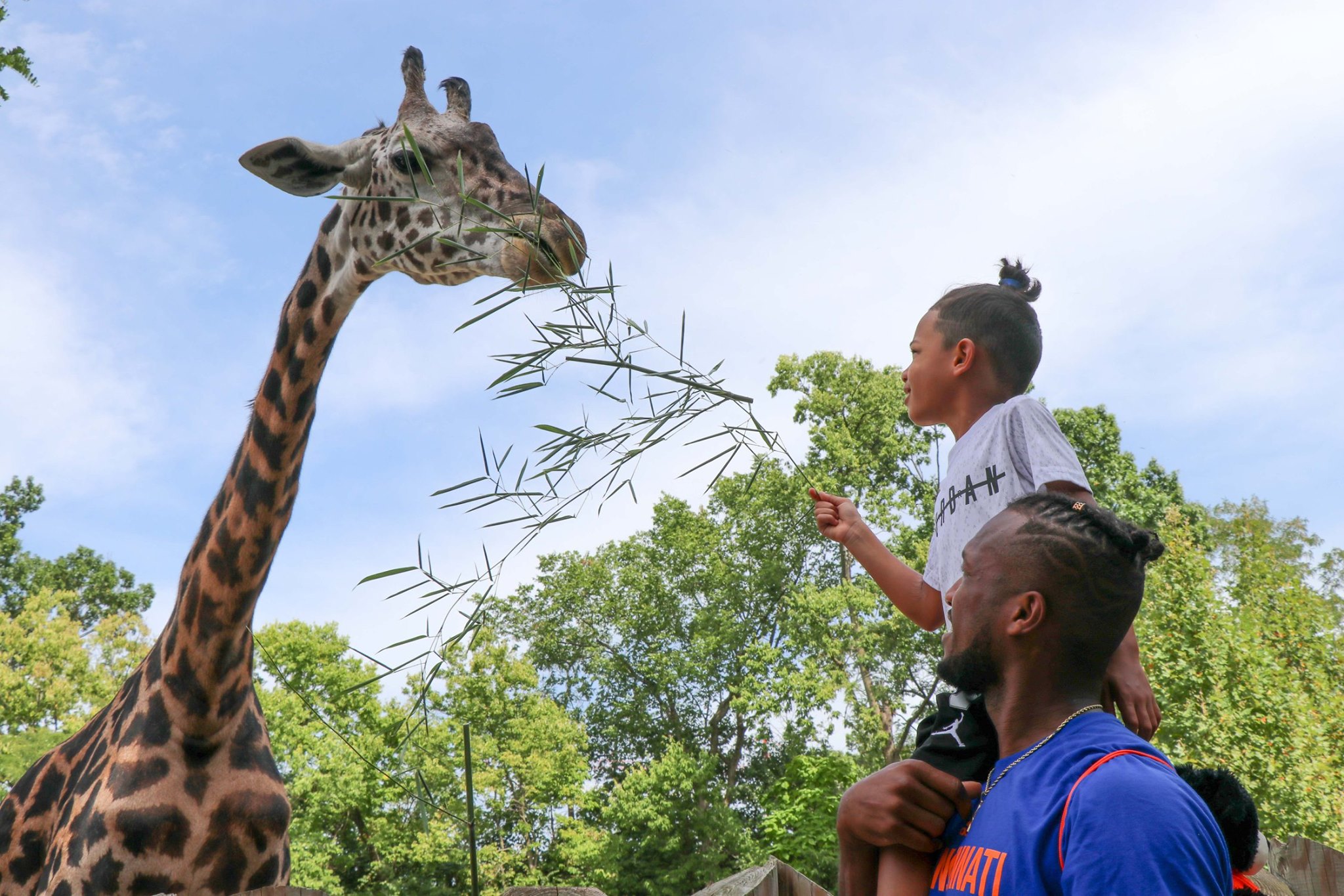 Kendall Waston comparte junto a su hijo, Keysaak Waston, en el zoológico de Cincinnati. En Estados Unidos la familia del legionario tiene una calidad de vida muy buena. Fotografía: Facebook del Cincinnati
