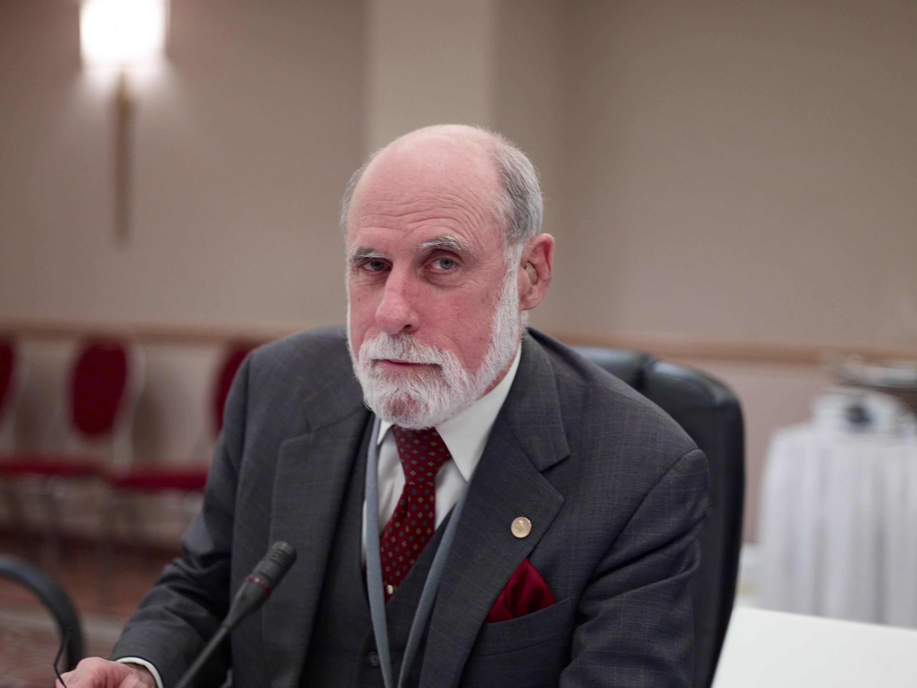 Cerf durante una reunión de la Corporación de Internet para la Asignación de Nombres y Números (ICANN) celebrada en Los Ángeles en el 2007. Antes de incorporarse a Google, él presidió ICANN entre el 2000 y 2007. Fotografía: ICANN.