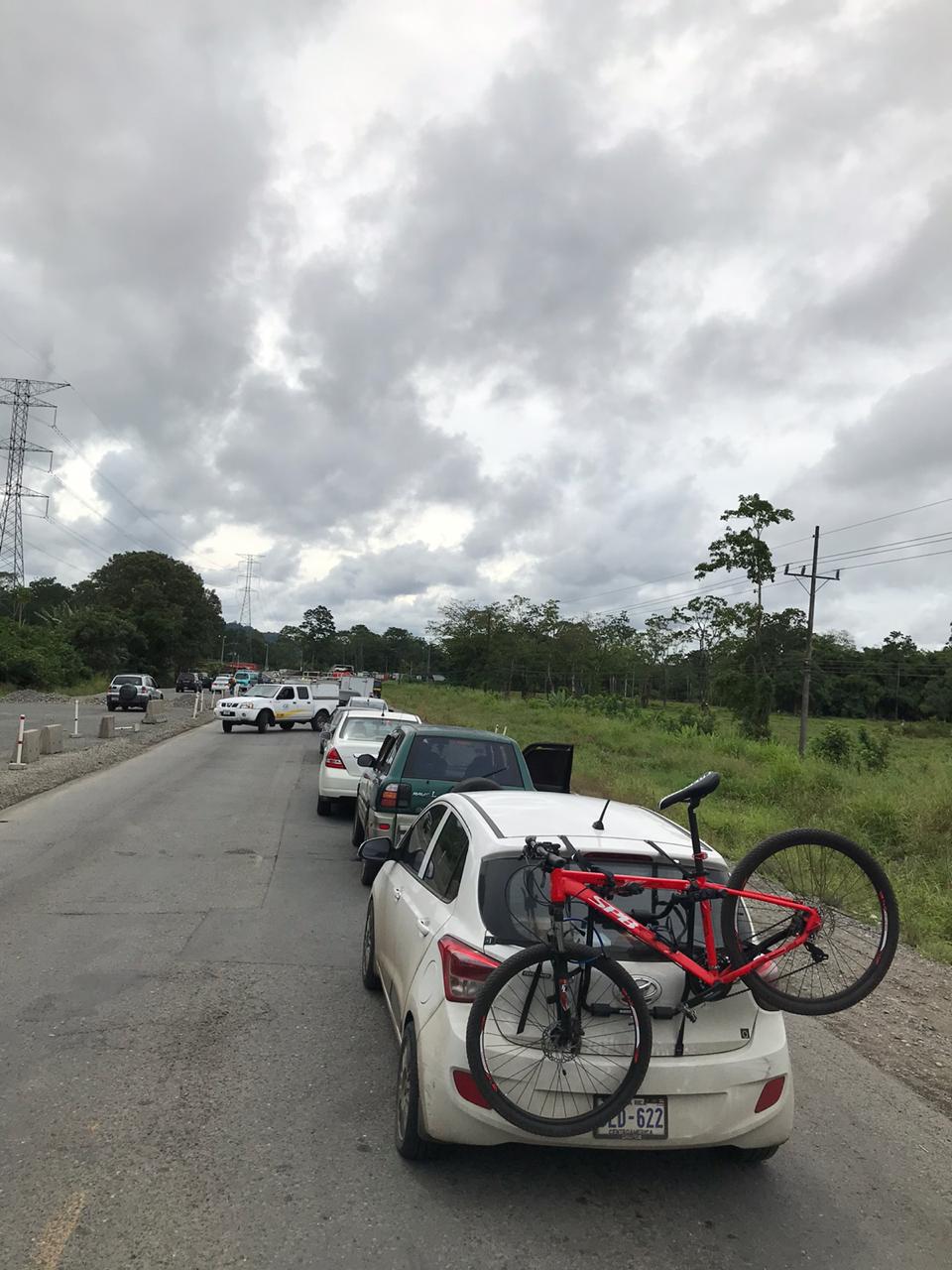 En Liverpool, Limón, sobre la ruta 32, largas filas de vehículos debido a los bloqueos que realizan grupos de manifestantes a lo largo de esa carretera. Cortesía para La Nación