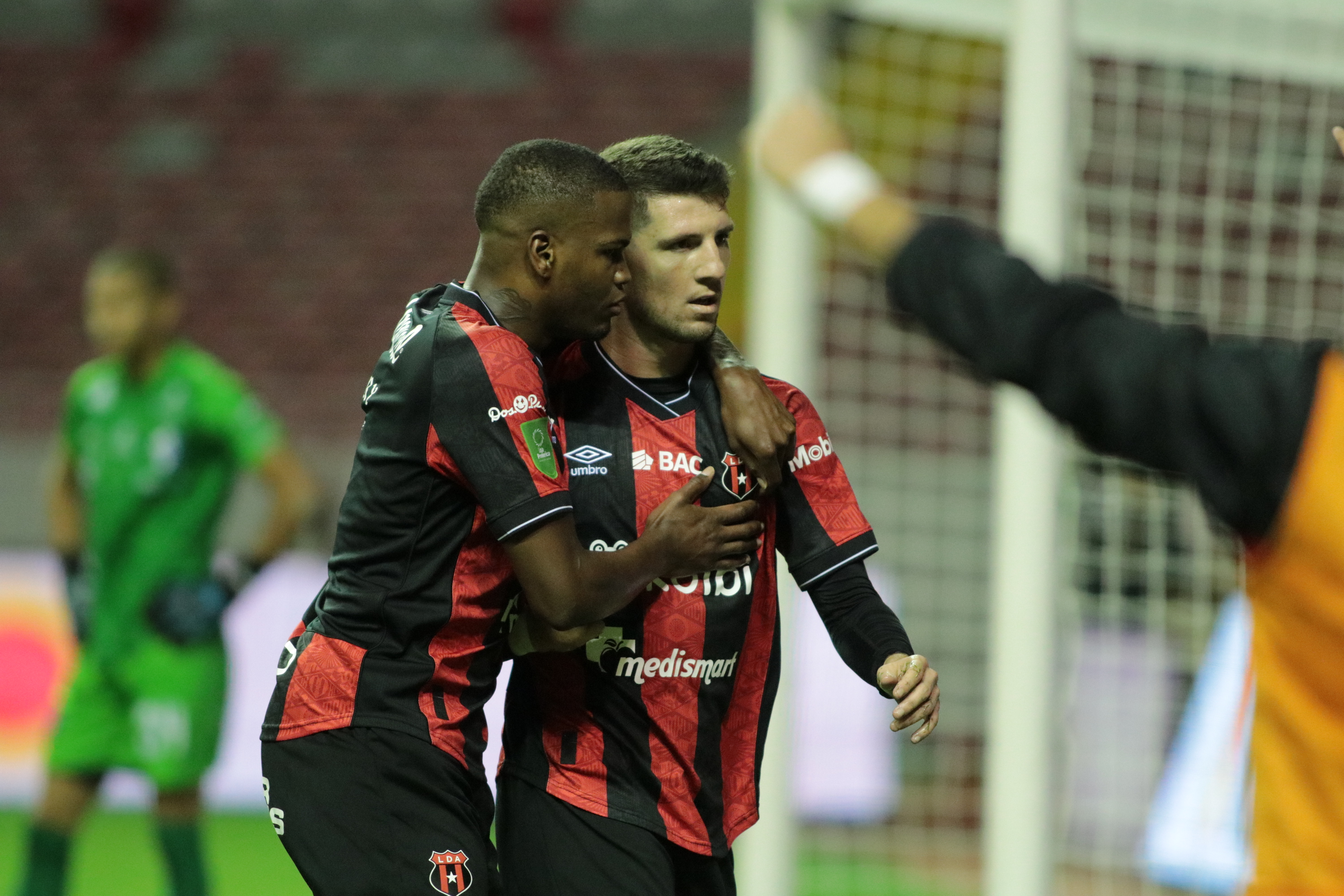 02-02-2025 Estadio Nacional, San José, partido de la jornada 7 del campeonato de primera divisón entre Liga Deportiva Alajuelense y Club Sport Cartaginés.
En la Foto: Anotación Alberto Toril y Larry Ángulo Alajuelense
Jonathan Jiménez Flores para Grupo Nación