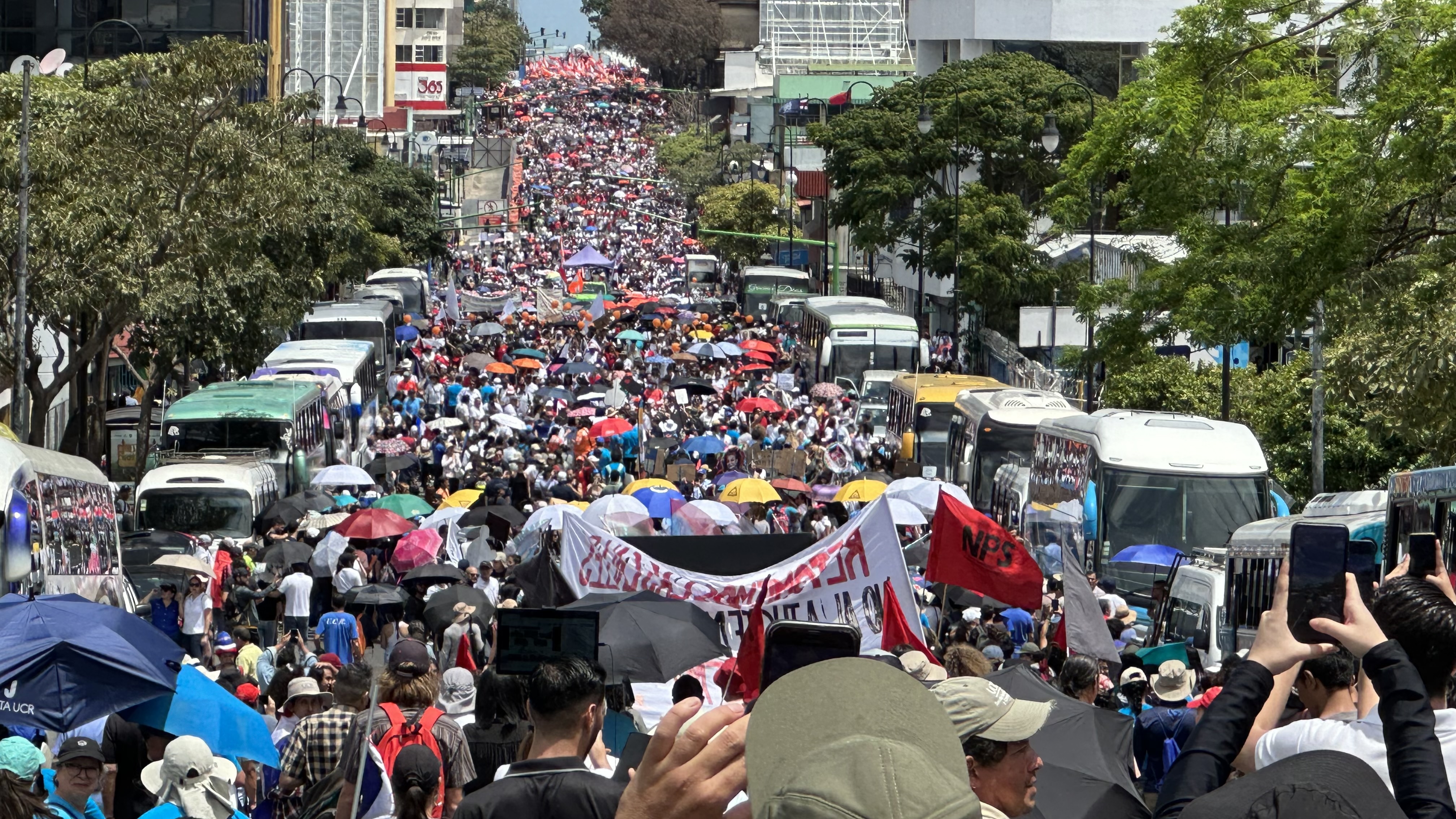 20/06/2023 Una gran manifestación sobre el presupuesto de la educación. Foto Alonso Tenorio