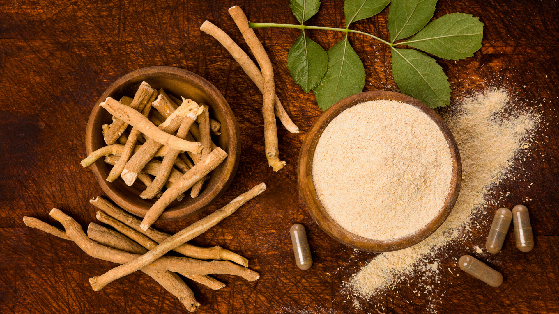 Raíz de ashwagandha junto a polvo procesado y cápsulas, ingredientes utilizados en suplementos para tratar estrés, ansiedad e insomnio.