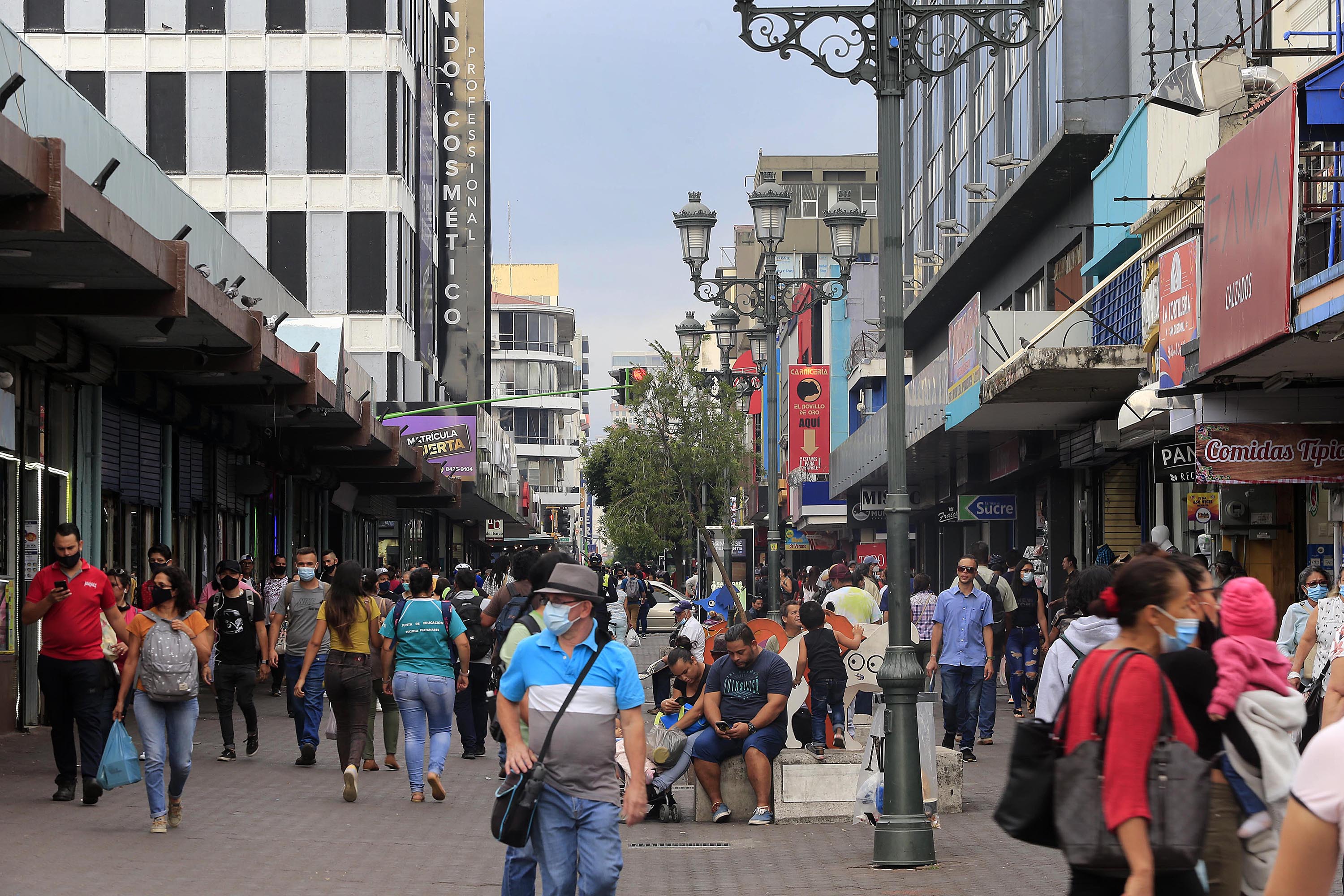 06/04/2021 San José, bulevar de la Avenida Central. Gente caminando por el centro de la capital. La mayoría de las personas usan adecuadamente la mascarilla pero otros ni siquiera la usan a pesar de que se mueven en medio de aglomeraciones. Muchos son trabajadores que regresan de su labor, y algunos de ellos son empleados públicos a propósito del proyecto de ley de empleo público que se tramita en la Asamblea Legislativa. Foto: Rafael Pacheco