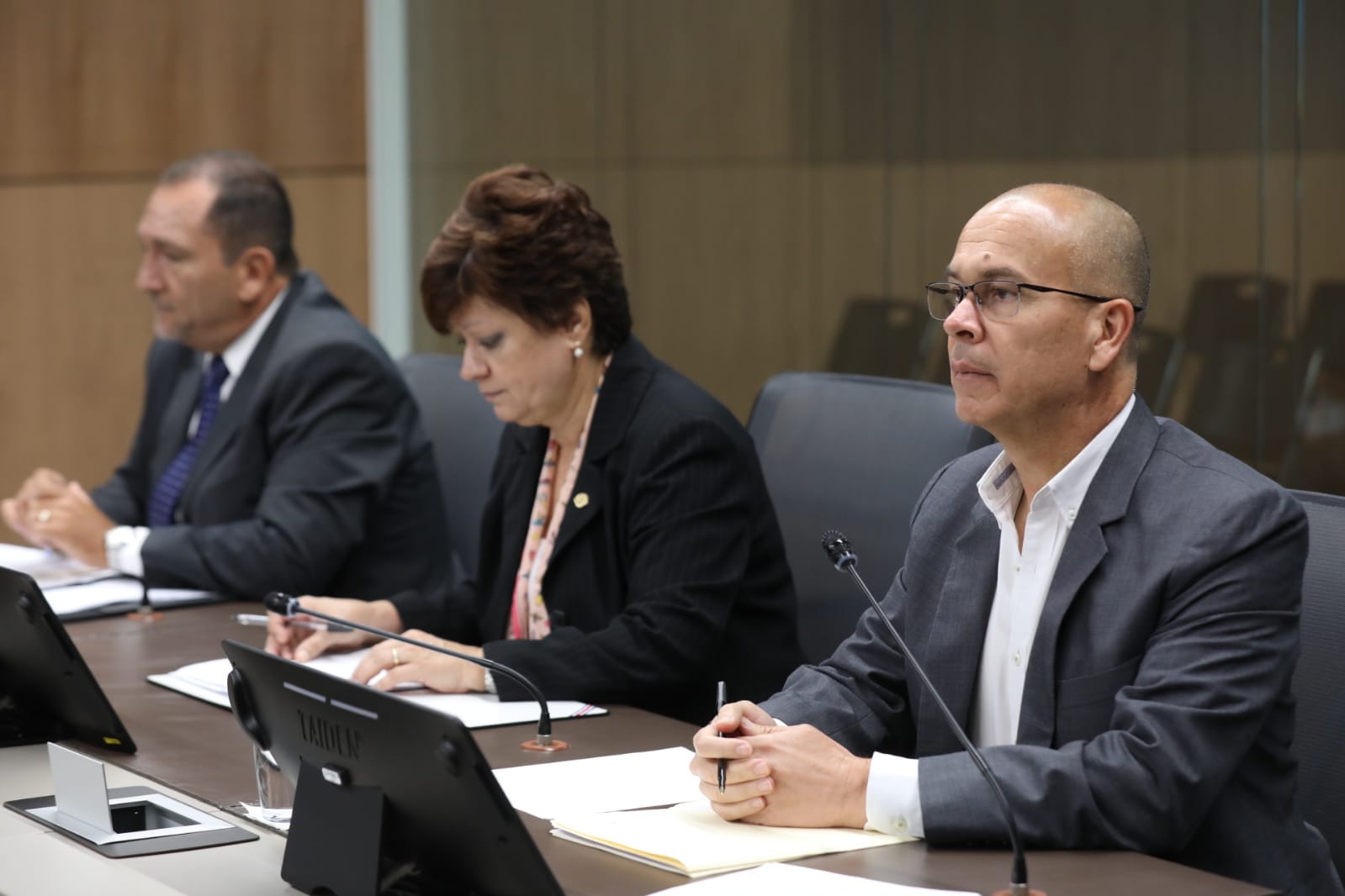 El jefe del Departamento de Financiamiento de Partidos Políticos, Ronald Chacón, compareció este jueves junto con el director del Registro Electoral (izq.), Héctor Fernández, y la presidenta del TSE, Eugenia Zamora. Foto: Asamblea Legislativa.