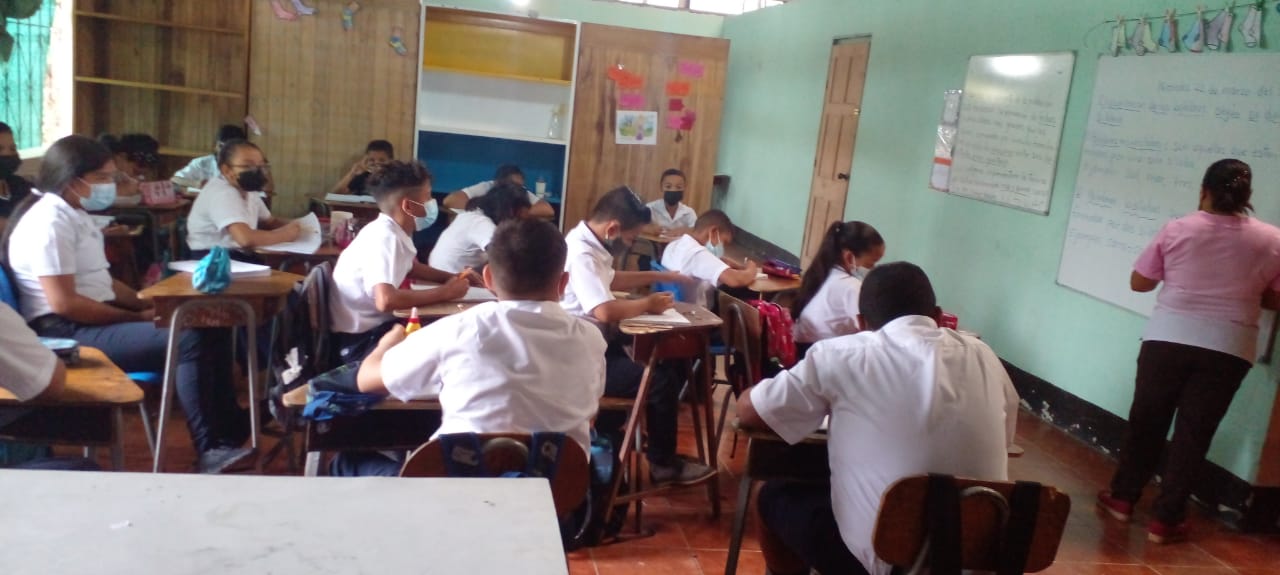 Grupo de alumnos de la Escuela de Batán en el salón comunal recibiendo clases; sus compañeros están ubicados en otros cinco puntos de la comunidad, algunos a un kilómetro de distancia. Foto cortesía.