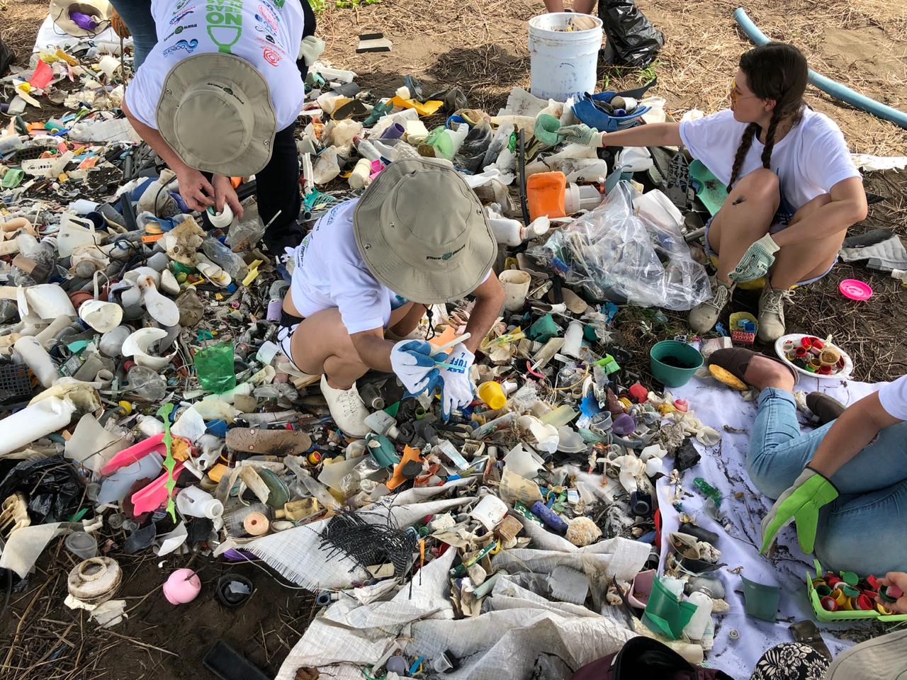 Un total de 300 voluntarios recolectaron más de una tonelada de basura plástica en playa Guacalillo este sábado 22 de setiembre. Foto: Cortesía