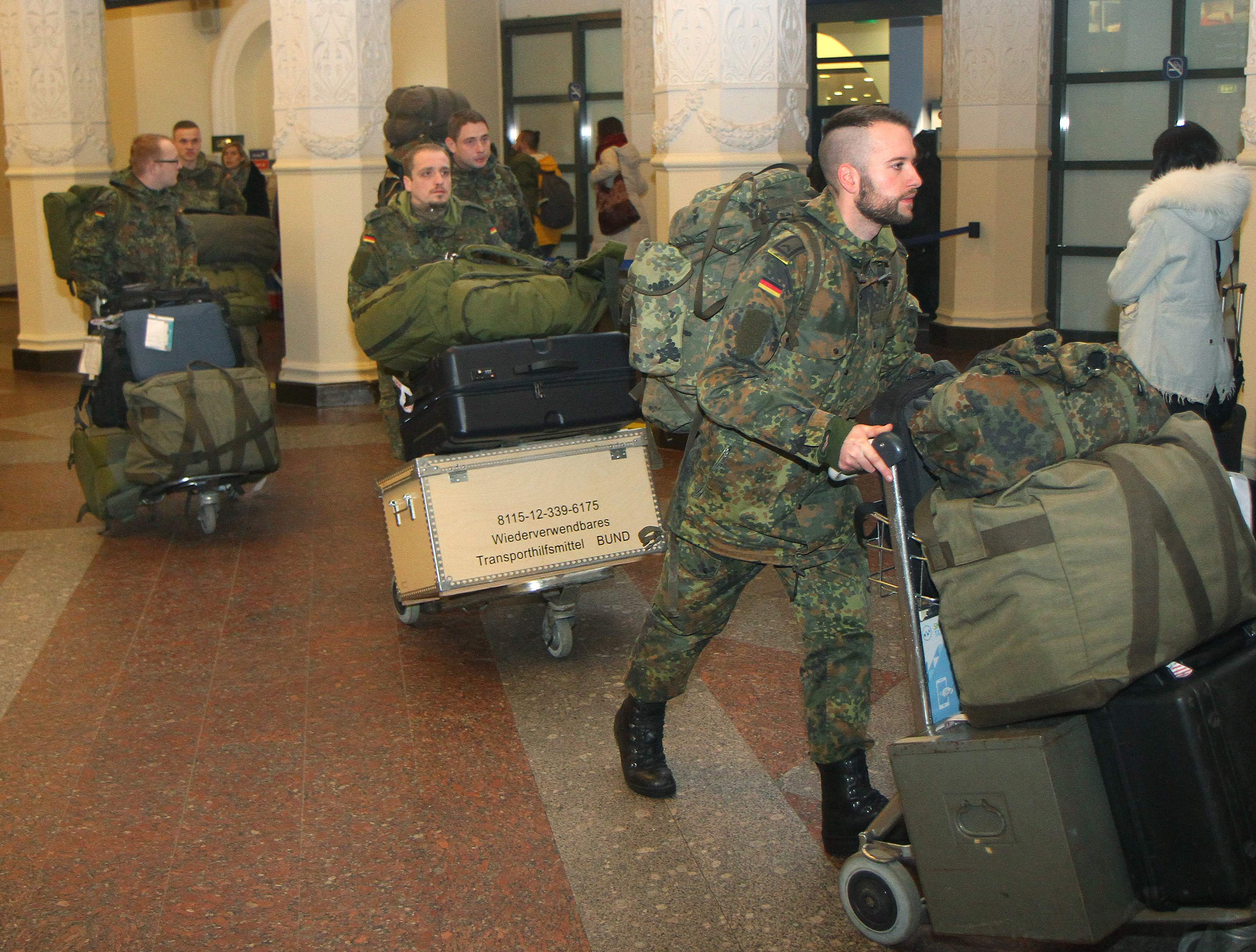 Soldados alemanes llegan al aeropuerto de Vilna, capital de Lituania, el 24 de enero donde coordinarán el emplazamiento de un batallón de 1.200 tropas de la OTAN.