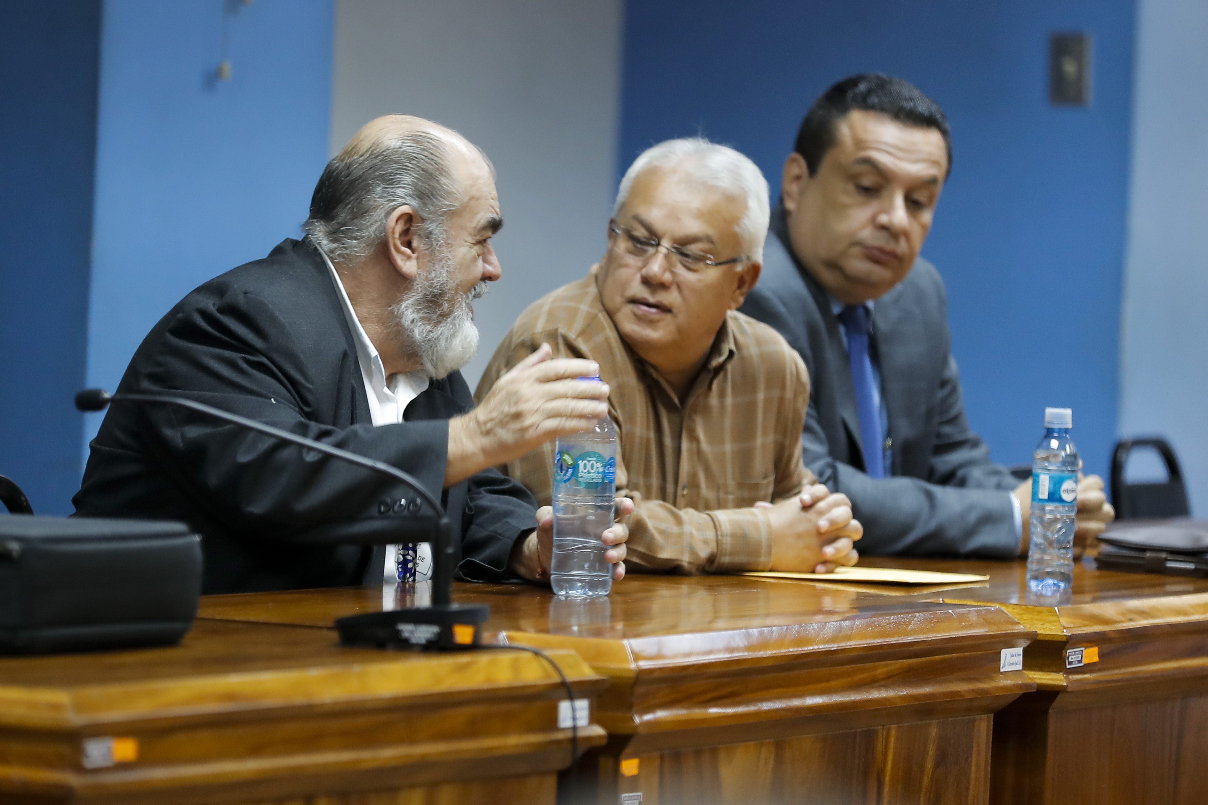 El Tribunal Penal de San José condenó a seis años de prisión al extesorero del PAC, Maynor Sterling Araya (al centro).