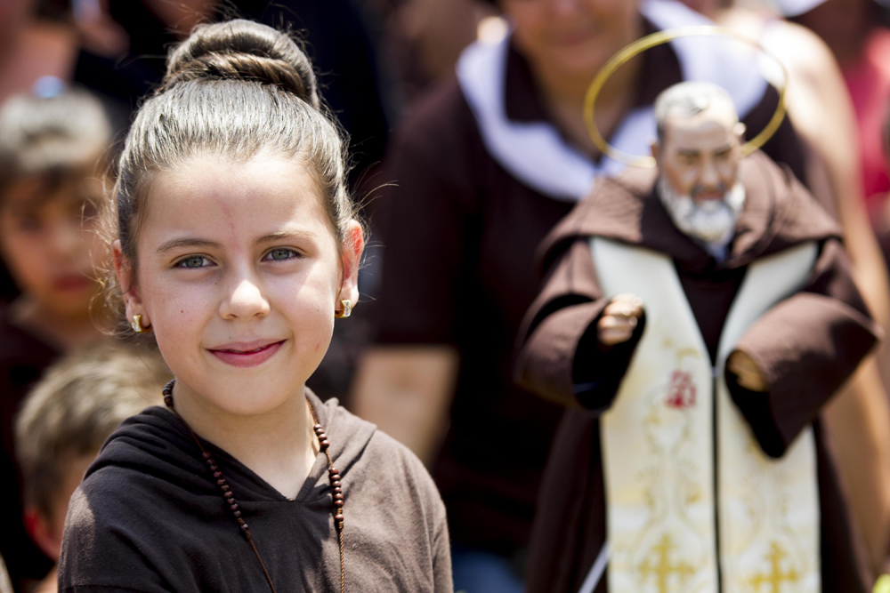 Devoción por Padre Pío viste a niños en Heredia | La Nación