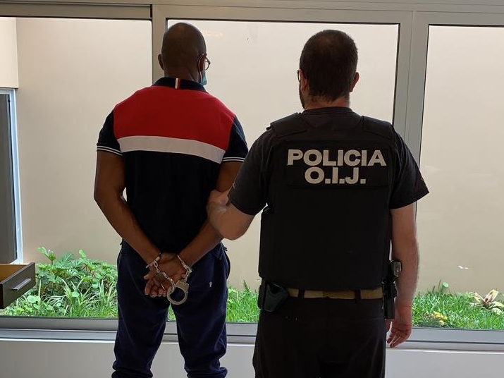 El OIJ decomisó dinero en efectivo y otras evidencias durante 40 allanamientos a propiedades pertenecientes a una banda narco que enviaba droga a Europa en contenedores. Foto: OIJ para LN
