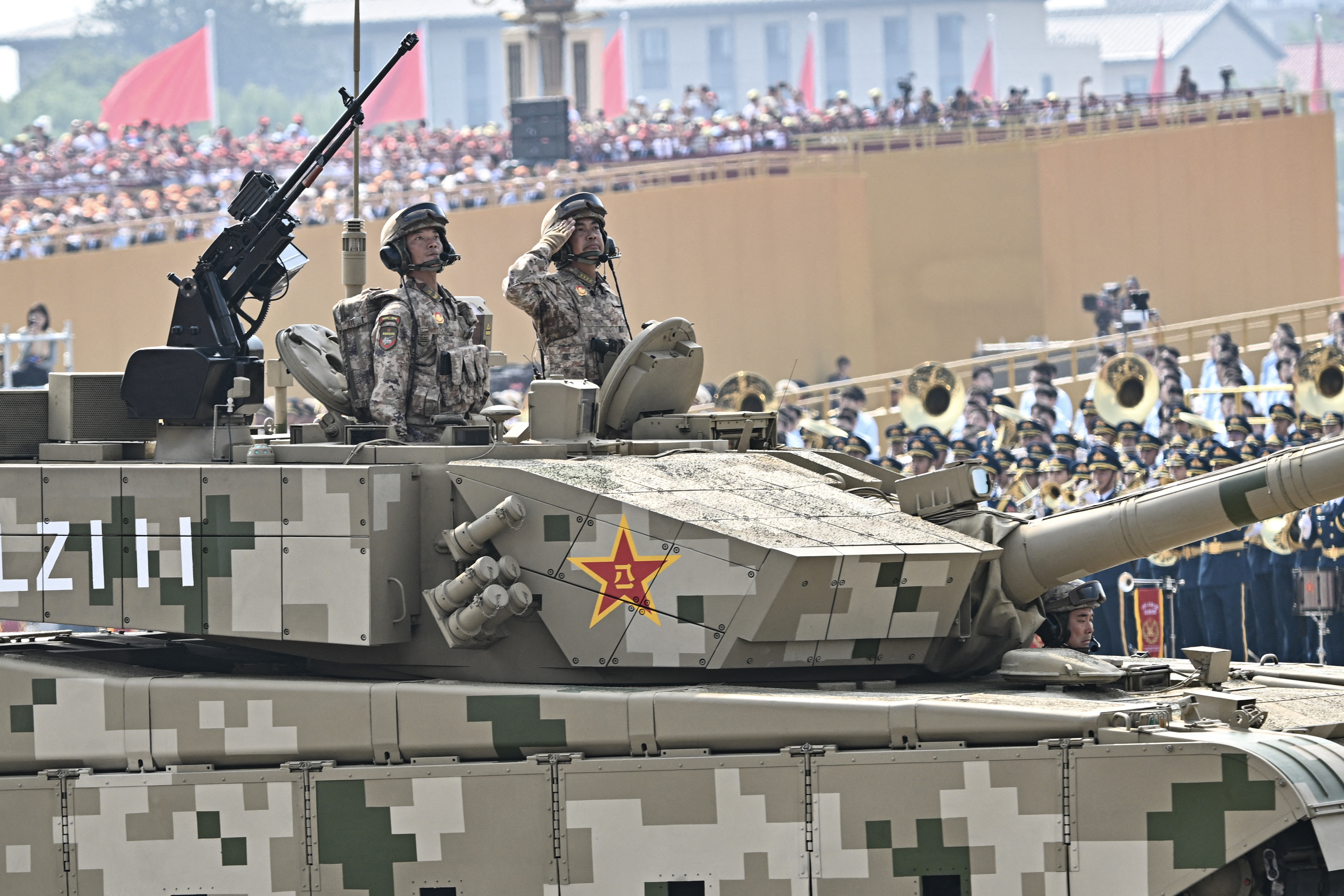 Oficiales observan desde la escotilla de un tanque de batalla principal Tipo 99 durante el desfile militar por el 80.º aniversario de la victoria sobre Japón, en la plaza de Tiananmen, Pekín. Foto: Pedro Pardo / AFP