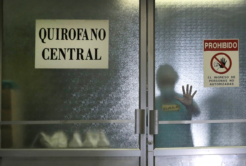05 de agosto del 2014. Hospital México. Cierre temporal de los quirófanos por problemas de voltaje eléctrico. En la foto: Hanzell Ruiz, enfermero de los quirófanos del hospital abre la puerta durante su turno de trabajo esta tarde. Albert Marín.