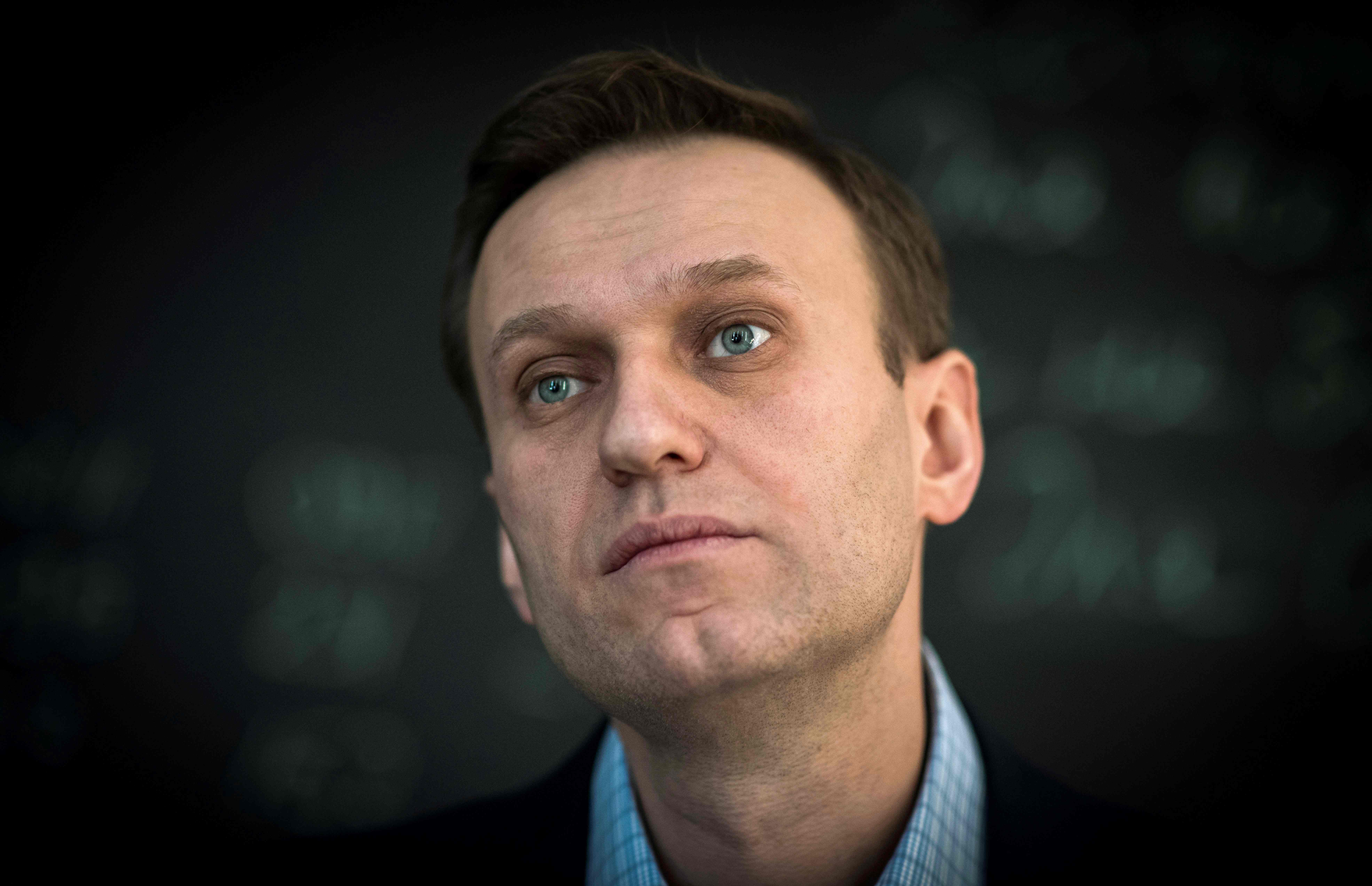 (FILES) This file photo taken on January 16, 2018 shows Russian opposition leader Alexei Navalny during an interview with AFP at the office of his Anti-corruption Foundation (FBK) in Moscow. - Tests carried out on Russian opposition leader Alexei Navalny provide clear proof that he was poisoned by a chemical nerve agent, the German government said Wednesday, September 2, 2020, demanding explanations from Moscow. (Photo by Mladen ANTONOV / AFP)