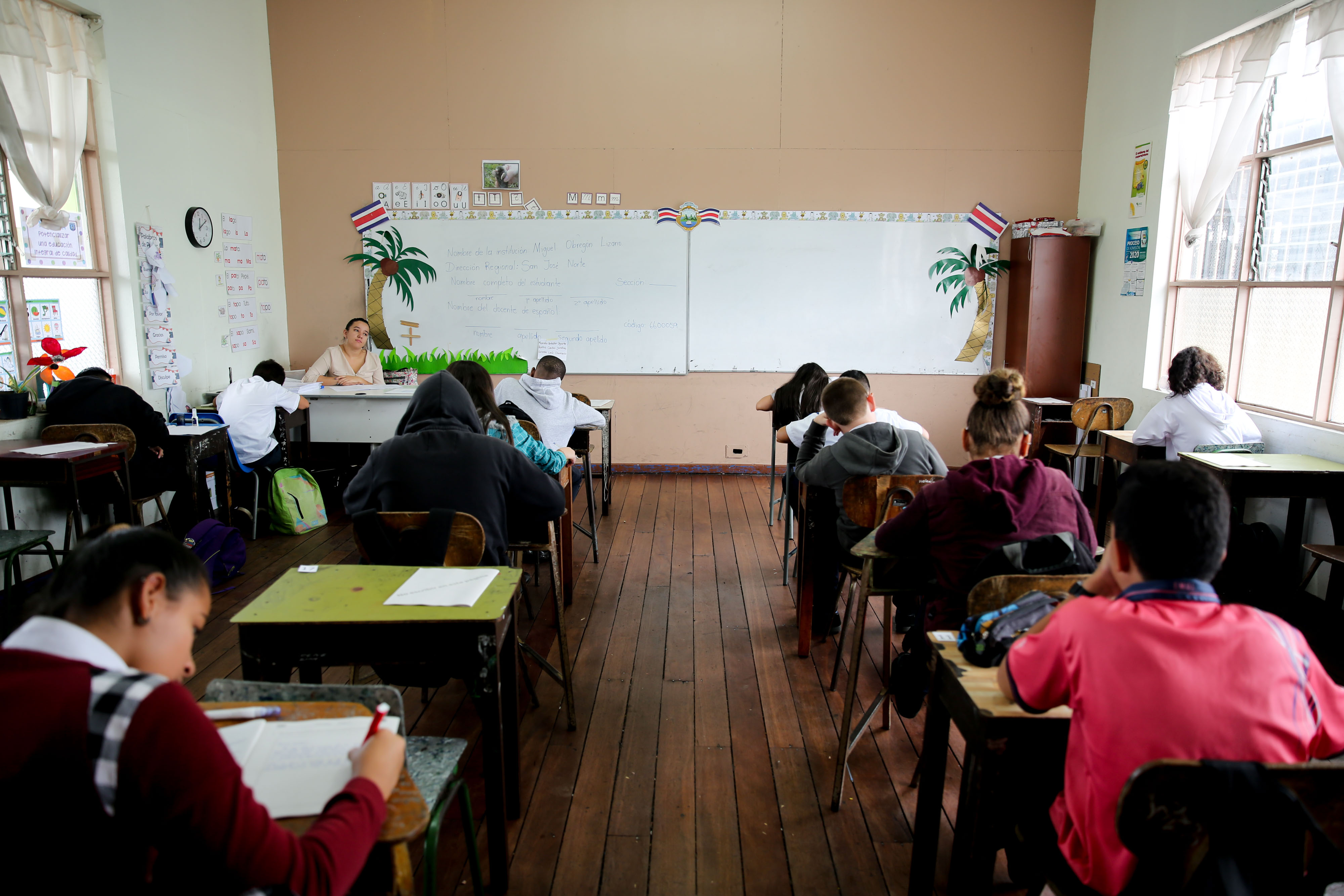 08/10/2019. Escuela Miguel Obregón en Tibás. Hora: 8:15 a.m. Inicio de las Pruebas FARO (Fortalecimiento de Aprendizajes para la Renovación de Oportunidades) en primaria, que miden el dominio de habilidades, lo cual supera el modelo empleado por Bachillerato en el que se buscaba determinar si un estudiante tenía o no un conocimiento específico. Fotografía Marcela Bertozzi/Agencia Ojo por ojo