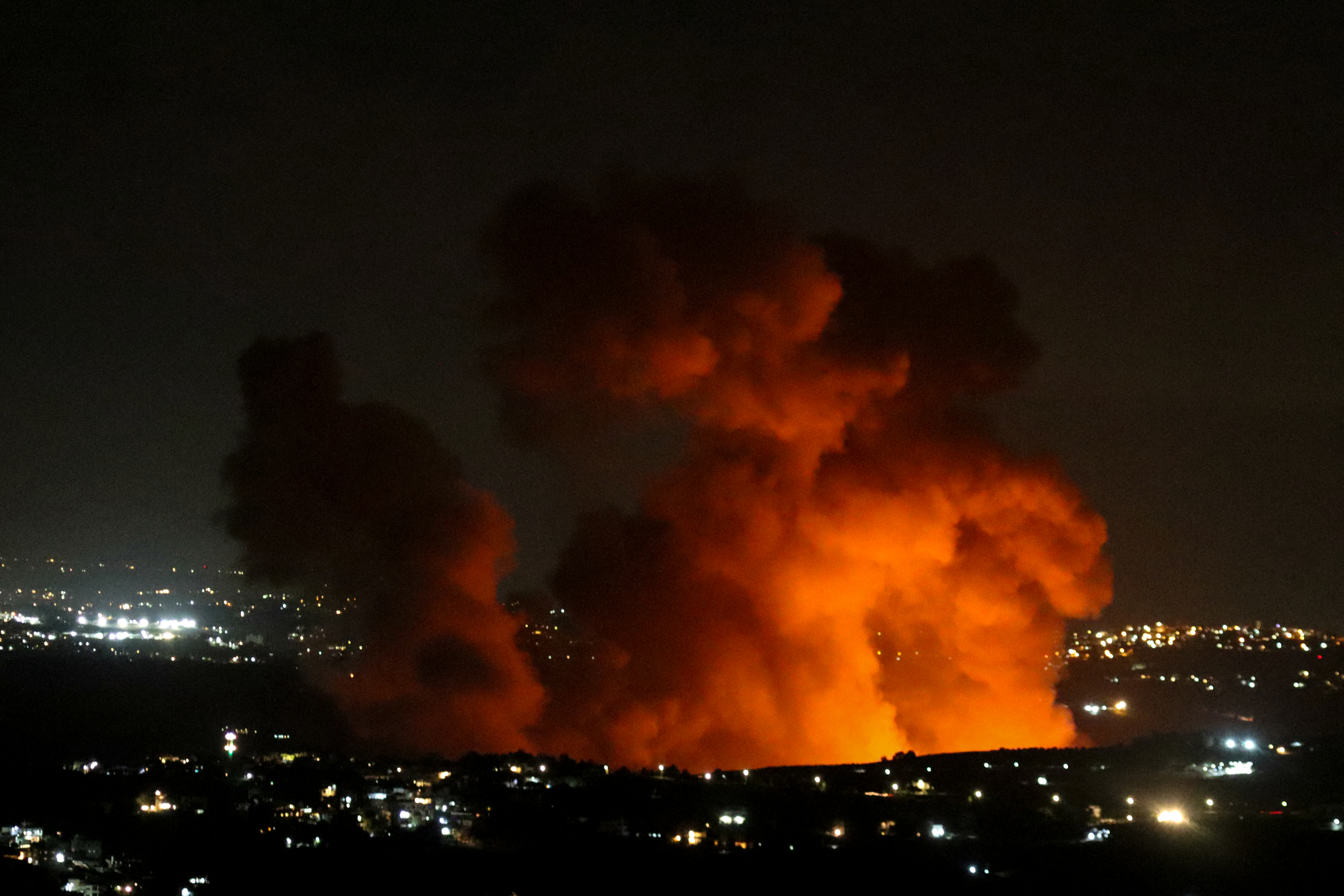 El humo se eleva en el lugar de un ataque aéreo israelí en las afueras de la aldea de Zawtar, en el sur del Líbano.