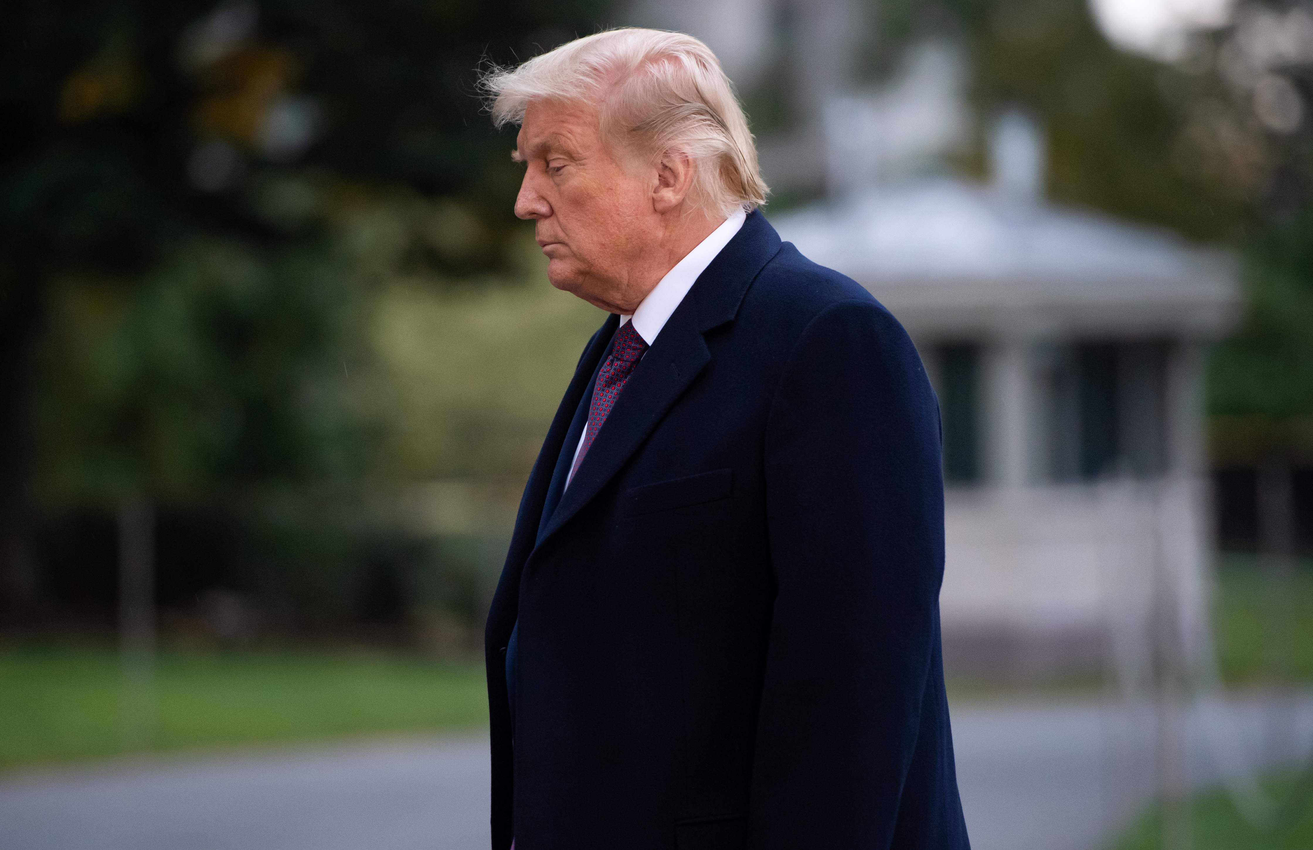 US President Donald Trump walks from Marine One after arriving on the South Lawn of the White House in Washington, DC, October 1, 2020, following campaign events in New Jersey. - White House Chief of Staff Mark Meadows said on October 1, 2020, that he was optimistic about a rapid recovery for the president as he confirmed that Trump has "mild symptoms" after testing positive for Covid-19. "The president and the First Lady... remain in good spirits," Meadows told reporters. (Photo by SAUL LOEB / AFP)