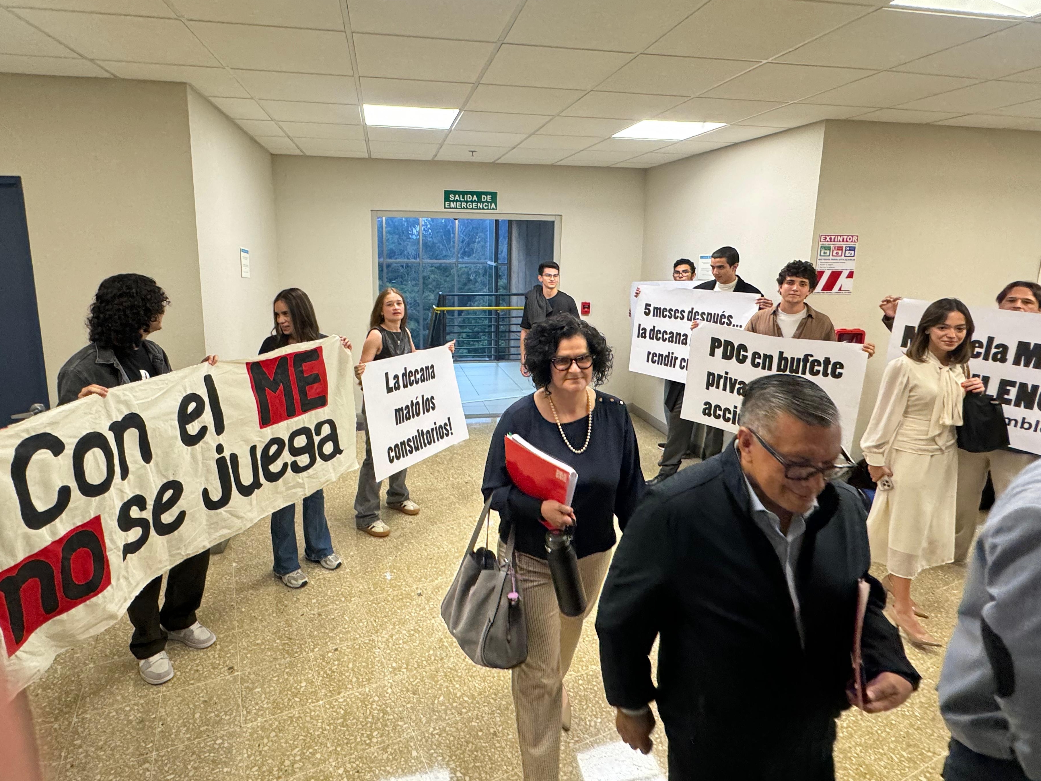 Estudiantes de Derecho de la UCR se manifestaron en contra de la decana, Marcela Moreno.