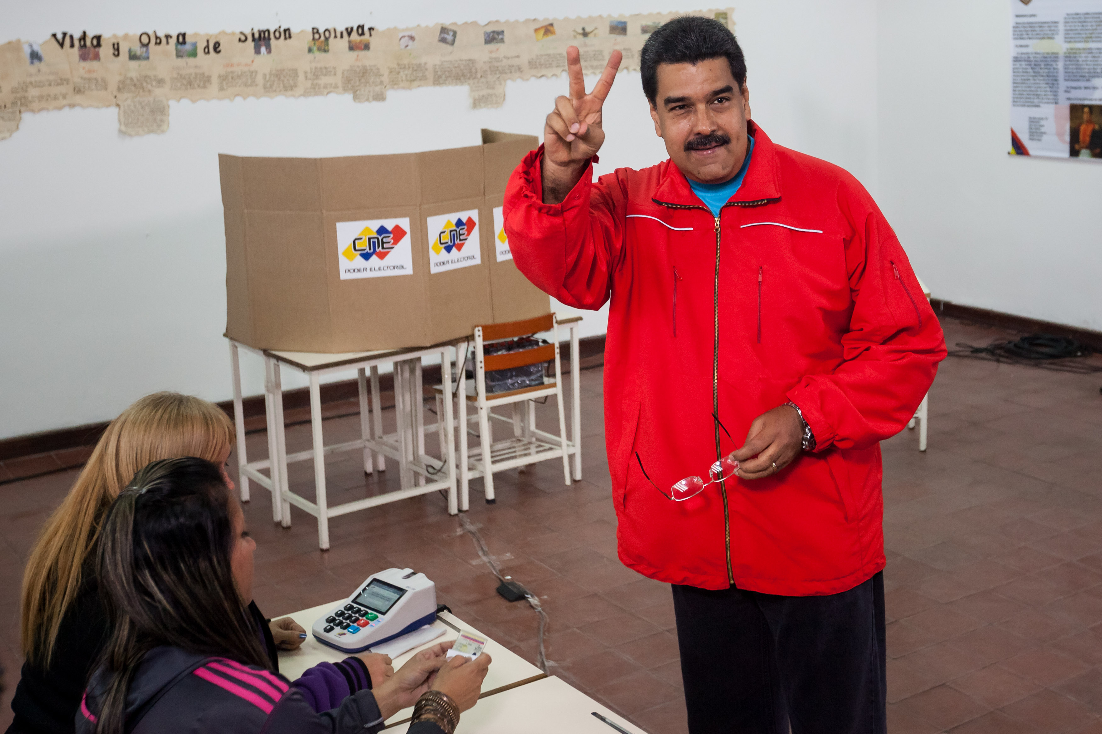 El presidente de Venezuela Nicolás Maduro posa antes de votar en un centro de votación en la ciudad de Caracas (Venezuela).
