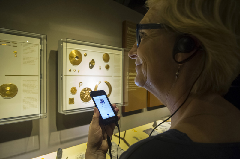 La turista noruega Henrieta Kint estuvo, en el 2014, en los museos del Banco Central, en San José. La llegada de turistas de países escandinavos a Costa Rica es muy inestable, aunque esa región tiene un alto potencial, según los estudios. Foto: Alexánder Otárola/Archivo