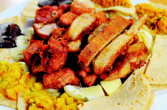 En la Chicharronera Cacique Acserí no puede faltar el chicharrón de panzada, pues su corte es uno de los favoritos de sus clientes. Luis NavarroInfaltable.