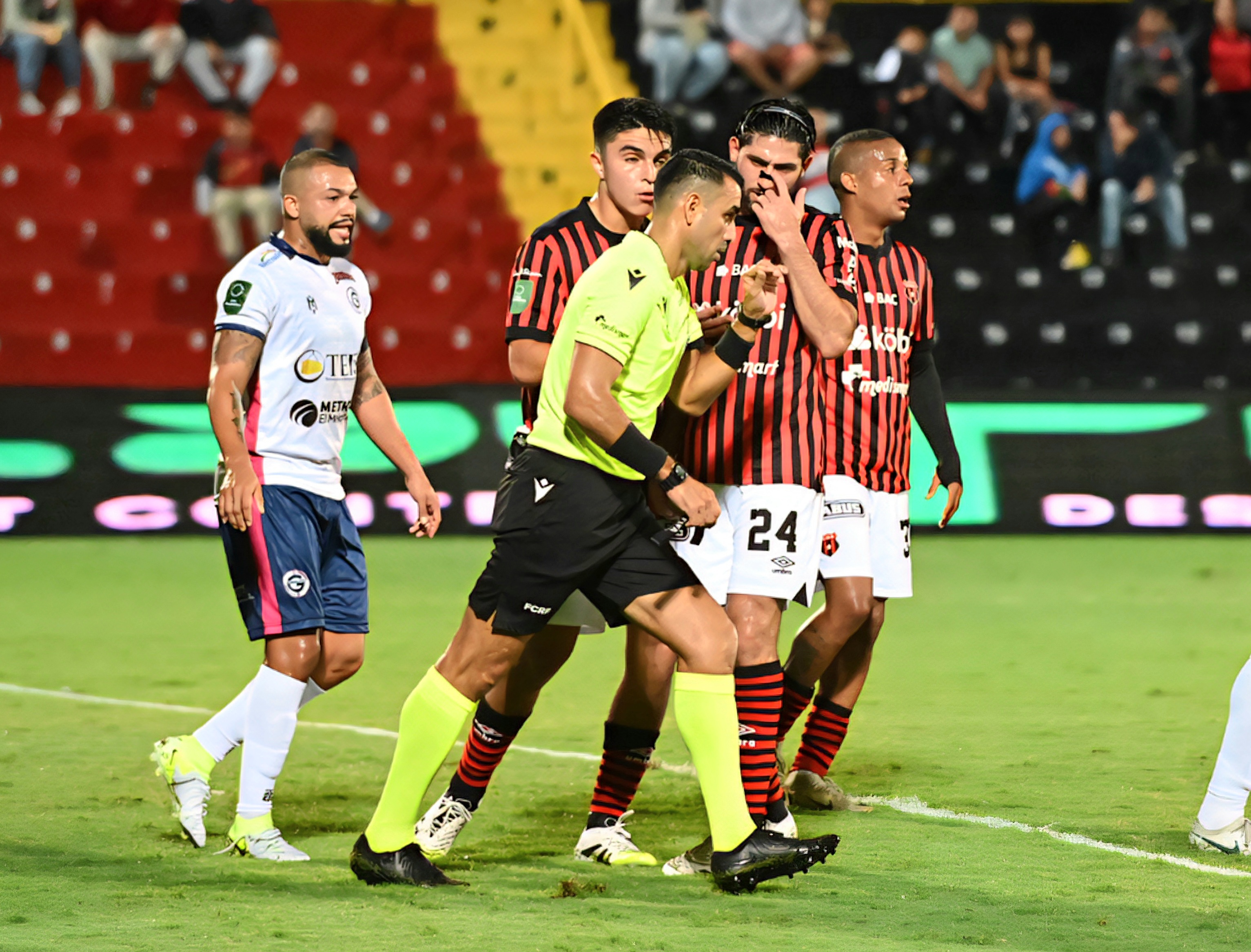 03 de agosto del 2025. Estadio Alejandro Morera Soto. 18:00 hrs. Jornada 2 del Torneo de Apertura 2025 del Campeonato Nacional de fútbol de Primera División. La Liga Deportiva Alajuelense (LDA) enfrenta como local al Guadalupe F.C. En la foto: Ambiente previo al juego, directores técnicos Oscar Ramírez y Fernando Palomeque, acciones del juego. Foto: Albert Marín.