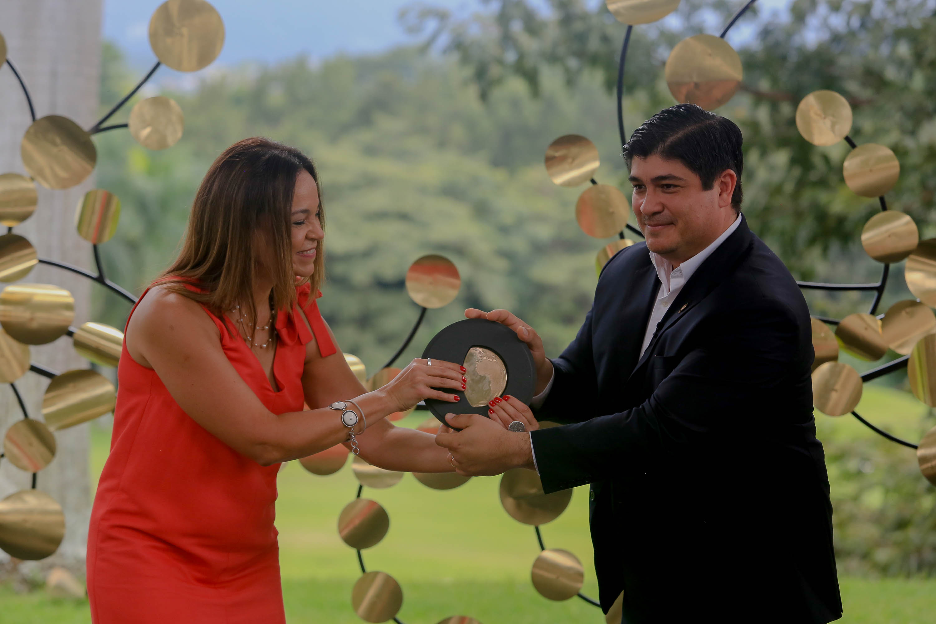 Andrea Meza, ministra de Ambiente y Energía, sostuvo con el presidente Carlos Alvarado, la estatuilla del premio Earthshot Prize el domingo anterior durante el anuncio del galardón realizado en el Hotel Marriott en Belén de Heredia. FotografÍa: Roberto Sánchez / Casa Presidencial