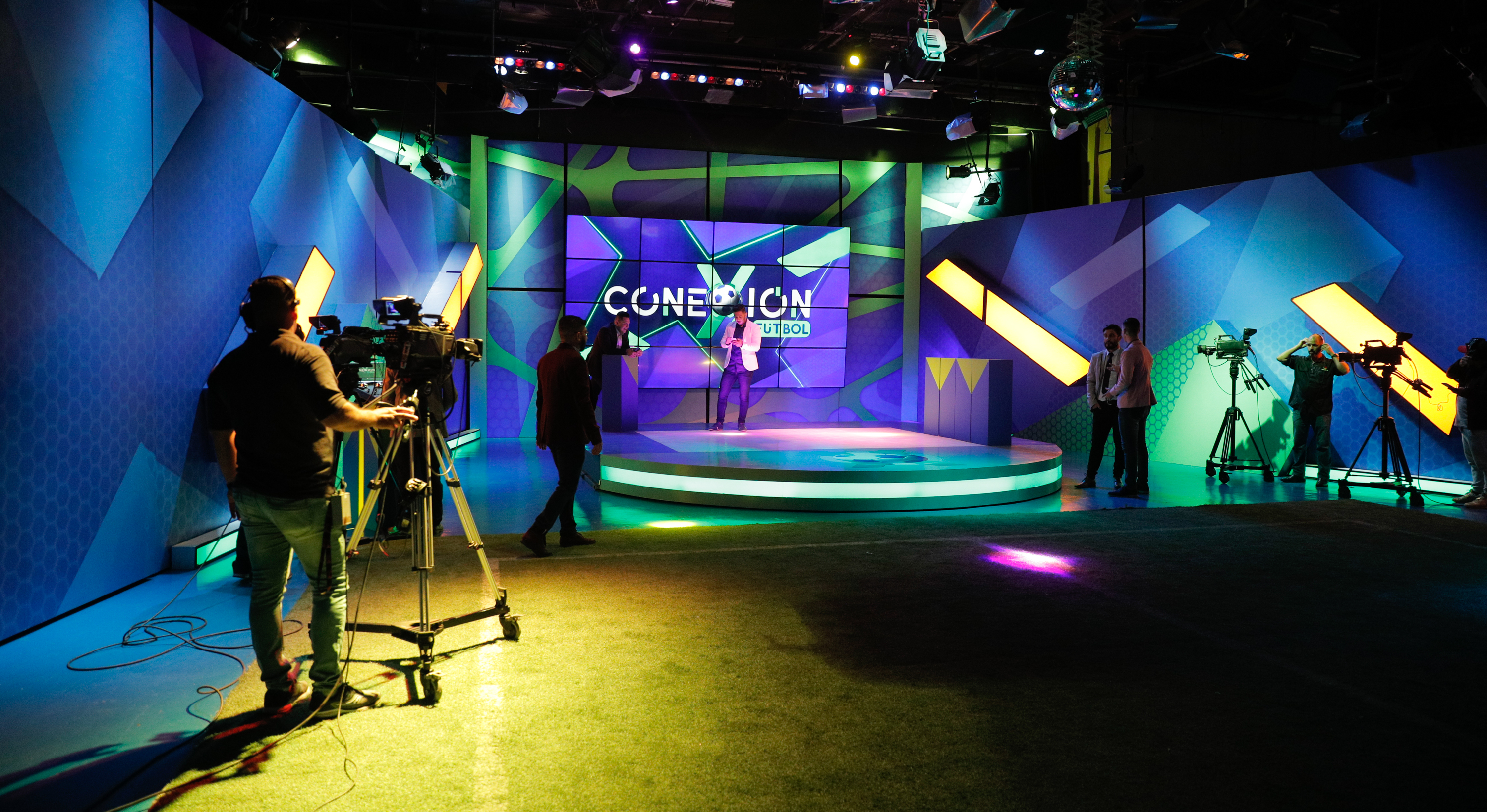 24/5/2019. Uruca, Estudio Repretel. Equipo de Conexión Fútbol durante la transmicion del programa. Moderador: Pablo Guzmán
Panelistas: Alonso Solís, Gabriela Jimenez, Diego País, Maynor Solano, Rodolfo Mora, Daniel Martínez, Pablo Gabas y Giovanni Linares. Foto Jeffrey Zamora