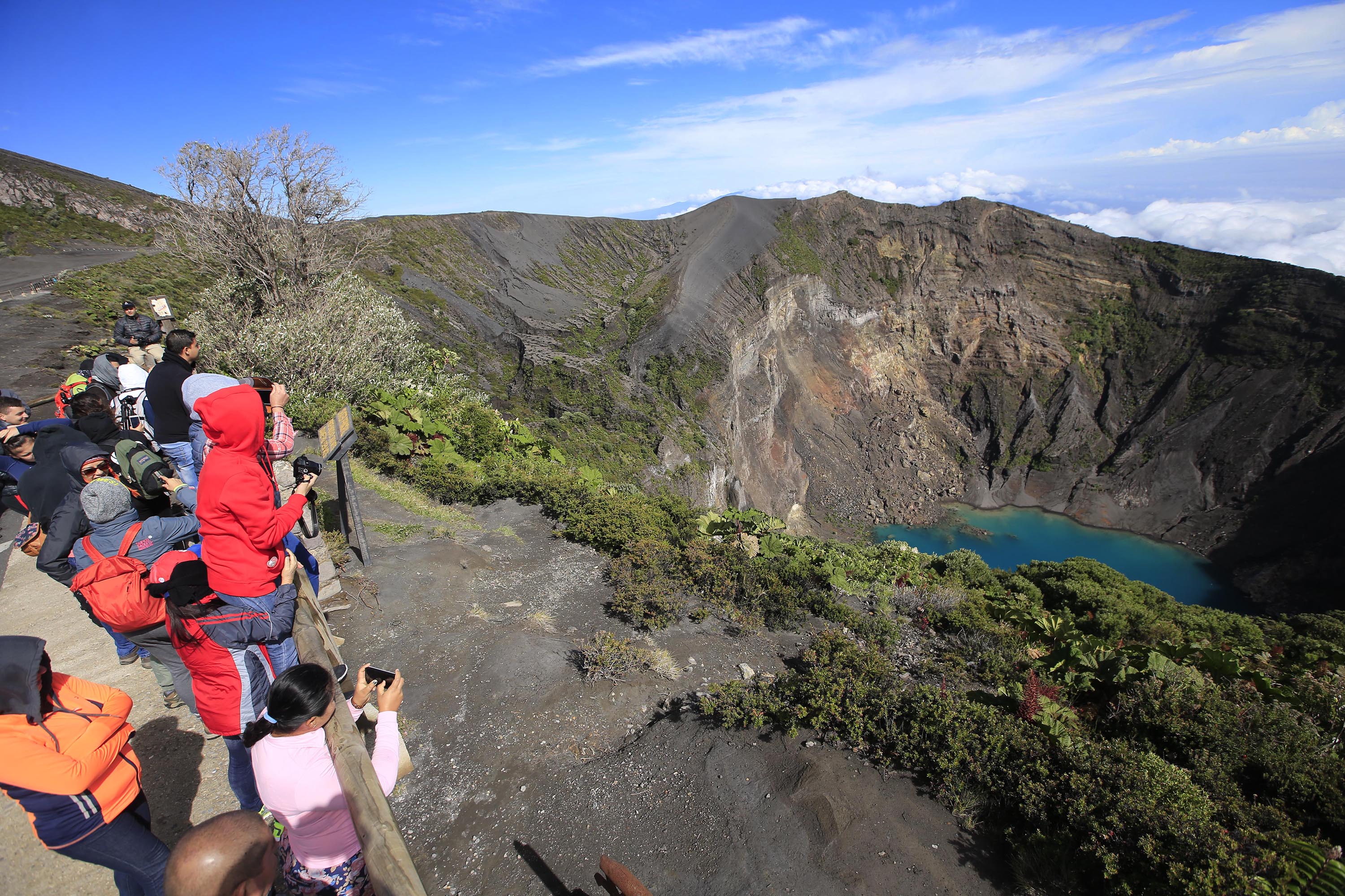 Material Embargado 20 julio Viva01/07/2018 Volcán Irazú. Gira con la organización Volcanes sin Fronteras, para vivir la experiencia de Vulcanólogo por un día. Las buenas condiciones del clima de este domingo permitieron apreciar la laguna del cráter principal sin ningún problema. Foto: Rafael Pacheco