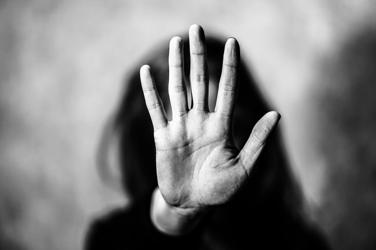 En la imagen una mujer levantando su mano