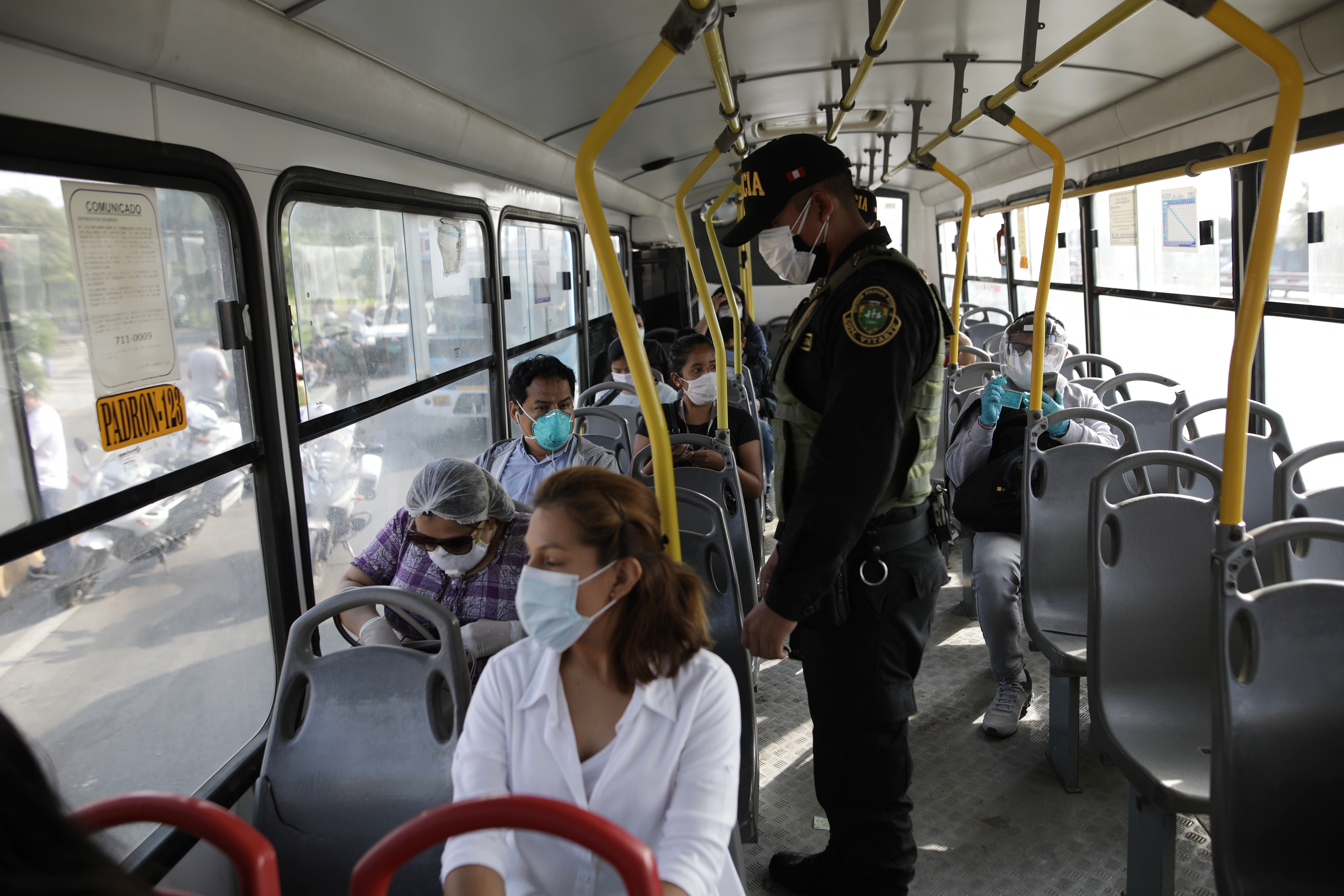 Lima, jueves 14 de mayo del 2020
POLICIAS REALIZAN OPERATIVO EN LOS BUSES A la altura del peajde en la via evitamiento en ATE. verifican que los usuarios cuenten con sus respectivos pases y se cumpla el distanciamiento social.