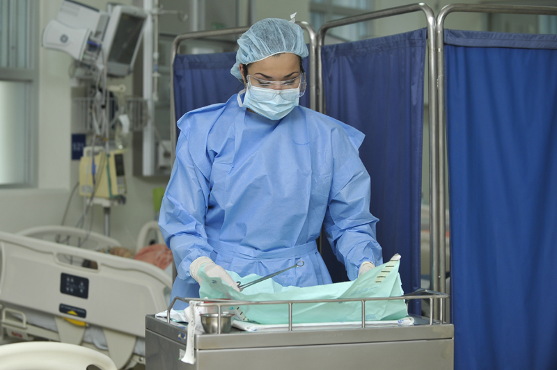 El nuevo servicio de neurocirugía del Hospital San Juan de Dios, tiene todos los implementos necesarios para reducir el riesgo de infección en pacientes y personal de salud. La enfermera Gretel Sibaja utilizó este traje de protección mientras realizaba una limpieza quirúrgica a un paciente de ese servicio. | JOSE CORDERO