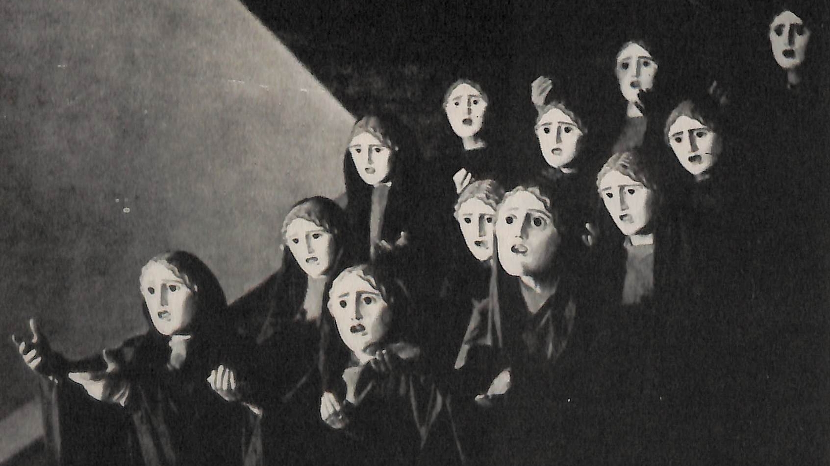 El coro en la presentación de la obra de teatro 'Antígona'.