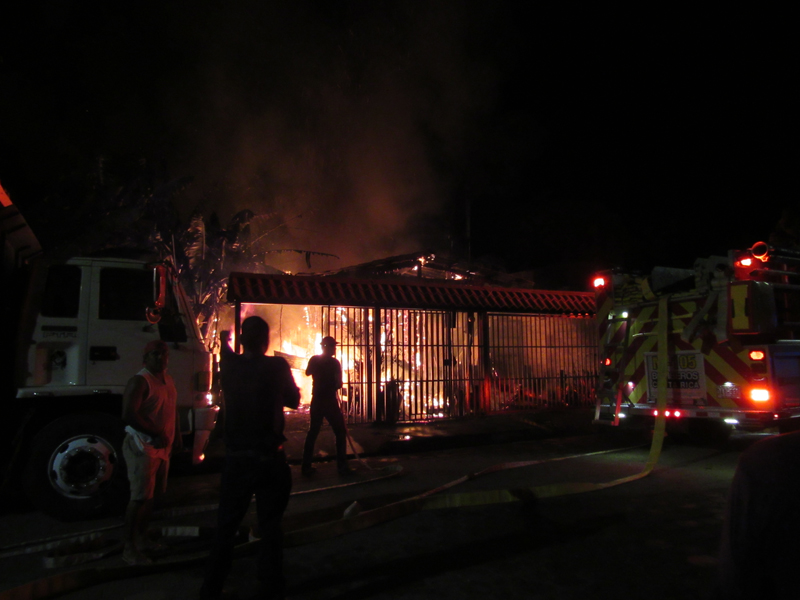 Las autoridades determinaron que el incendio habría iniciado por una candela que estaba encendida en uno de los cuartos de la vivienda que resultó afectada por el fuego. | ÁLVARO DUARTE