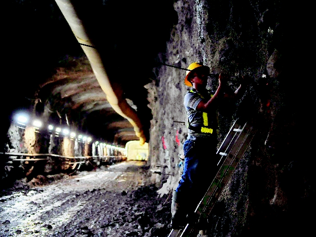 13/04/2011. Visita al Proyecto Hidroelctrico Diqus que el ICE pretende construir sobre el ro Trraba en Buenos Aires de Puntarenas, Wilfrido Fallas y Errol Villanueva (en la escalera), instalan un medidor de la convergencia de las paredes y techo del tnel. Foto Abelardo Fonseca