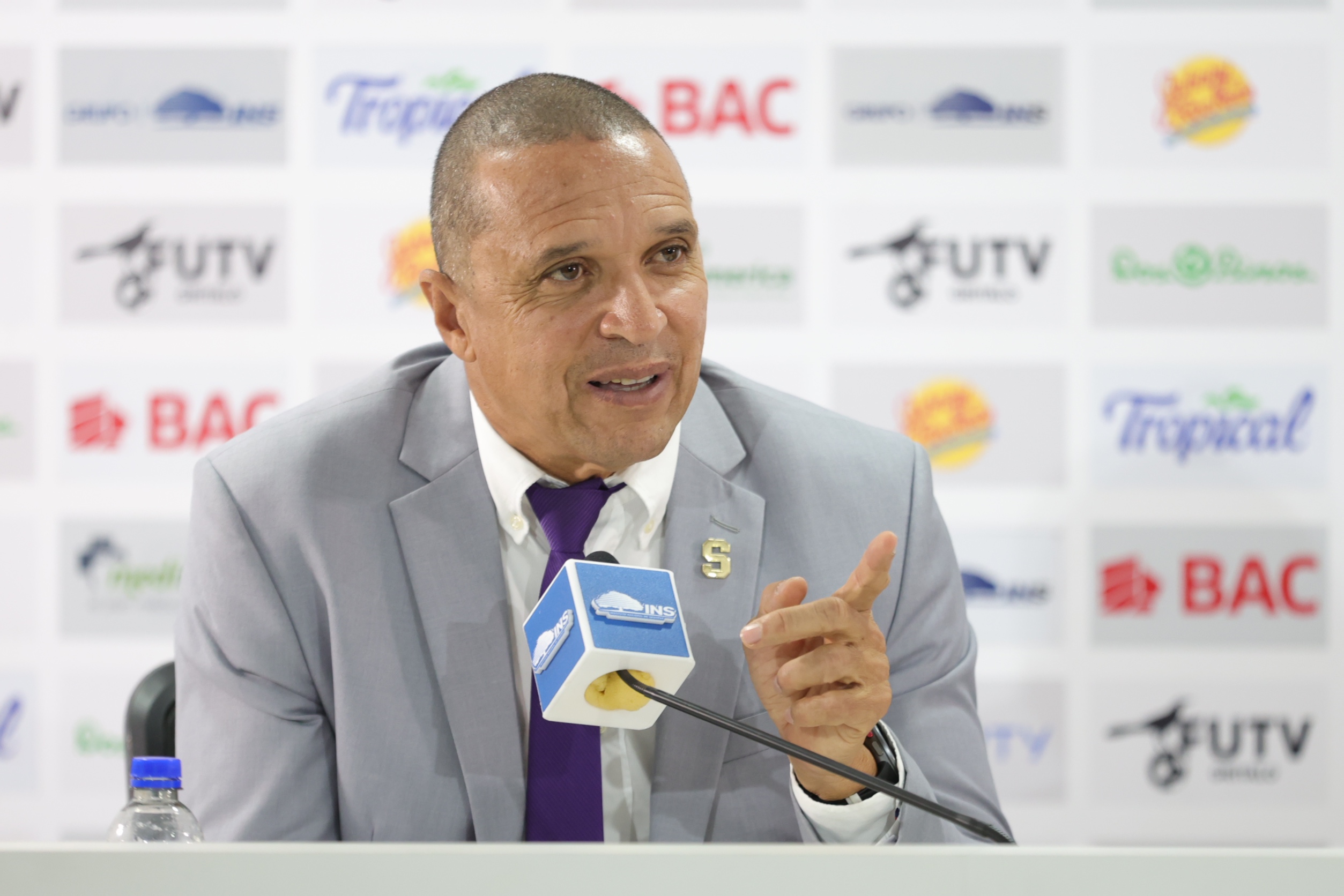 Conferencia de prensa y presentación de Erick Lonis y Mauricio Villalobos en Deportivo Saprissa / Foto John Durán