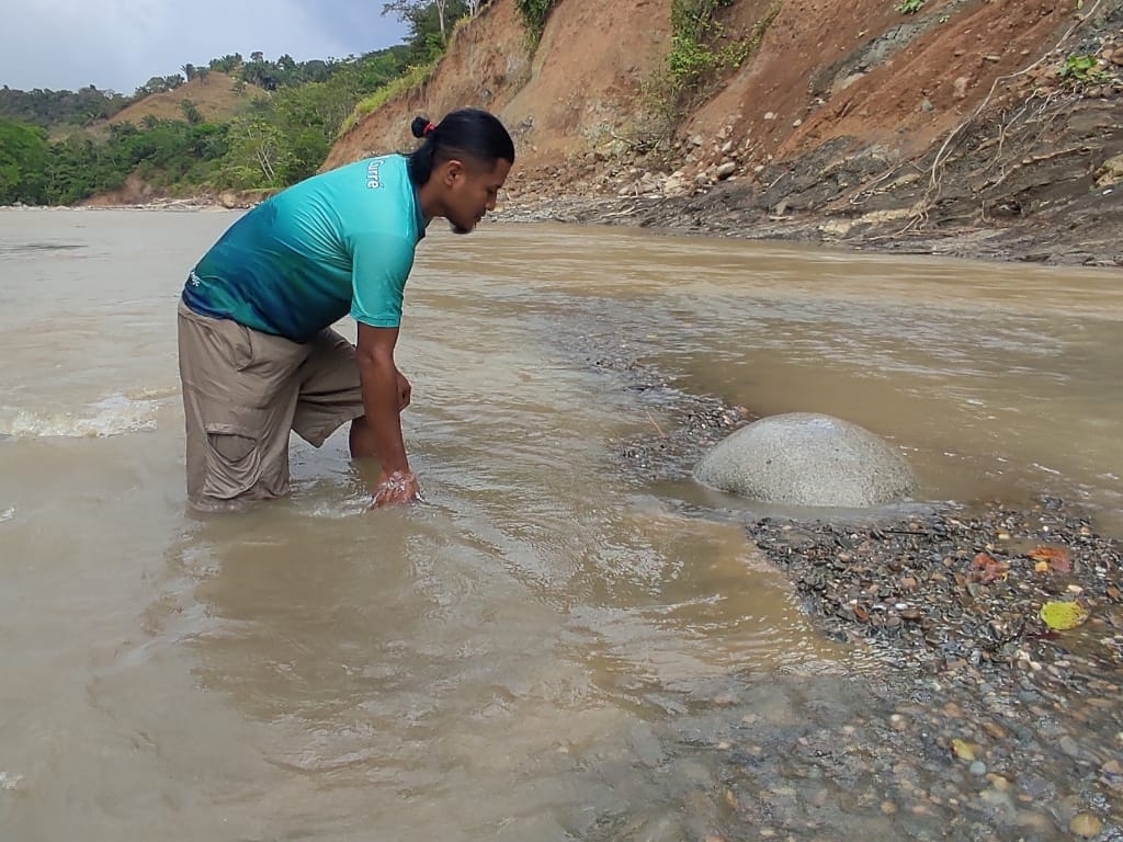 Mario Leiva, es una de las personas que revisó la esfera en el río Chánguina, en la zona Sur.
Fotografía: Cortesía