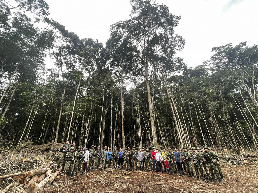 This handout picture released by the Colombian Army shows soldiers and indigenous people posing for a picture before searching for the missing chidren at the Colombian Amazon forest in the municipality of Solano, department of Caqueta, Colombia on May 23, 2023. Satellite images, thousands of flyers dropped from helicopters and indigenous prayers are part of rescuers' strategies to find the four children lost 23 days ago in the Colombian Amazon forest, the Presidency reported on Monday. (Photo by Handout / Colombian Army / AFP) / RESTRICTED TO EDITORIAL USE - MANDATORY CREDIT "AFP PHOTO / COLOMBIAN ARMY" - NO MARKETING NO ADVERTISING CAMPAIGNS - DISTRIBUTED AS A SERVICE TO CLIENTS