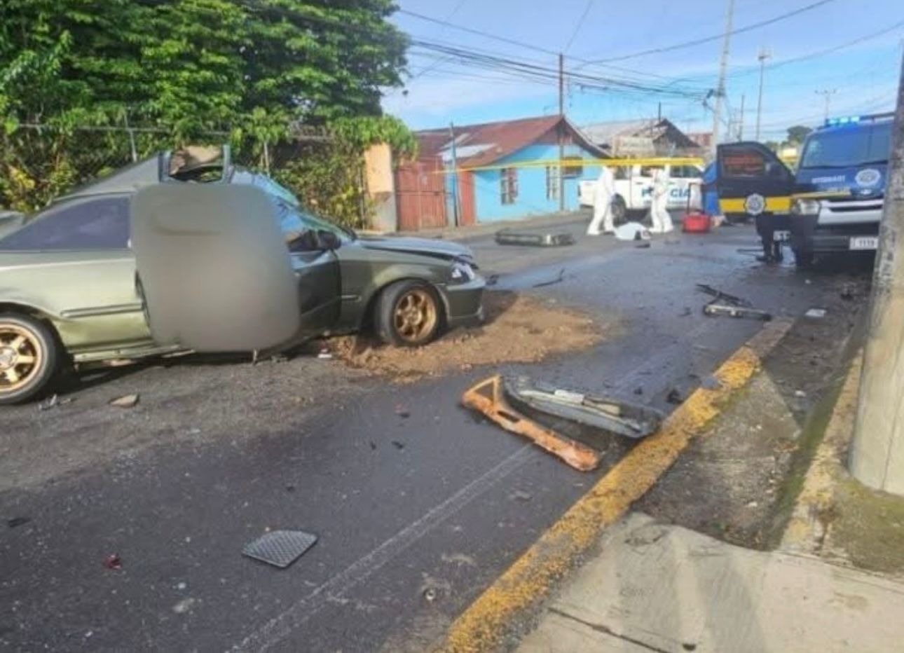 Tres personas fallecieron en Santo Domingo de Heredia, luego de que el vehículo en el que viajaban perdiera el control y colisionara de frente contra otro carro.
