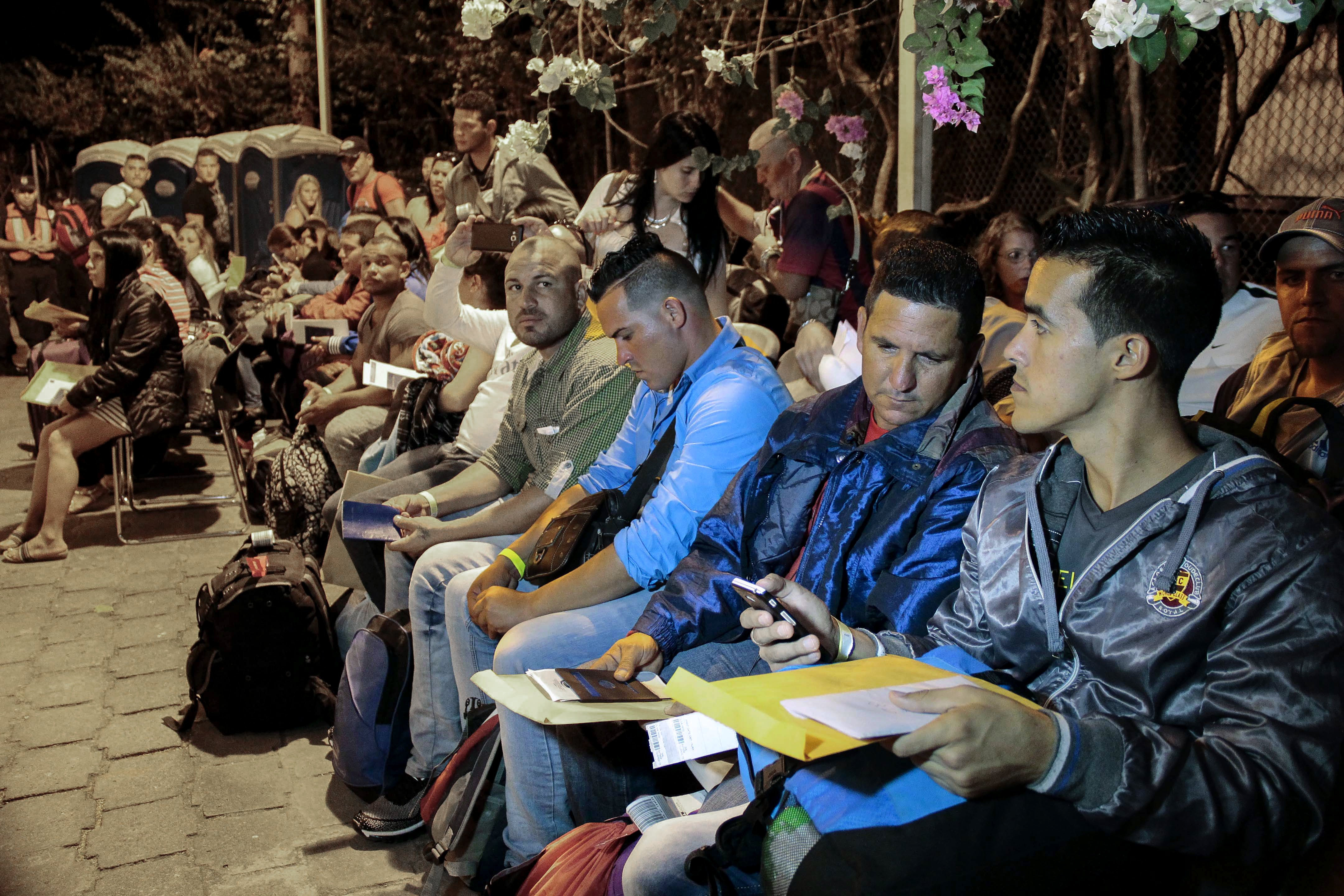 Migrantes a su llegada a El Salvador este miércoles en horas de la madrugada.