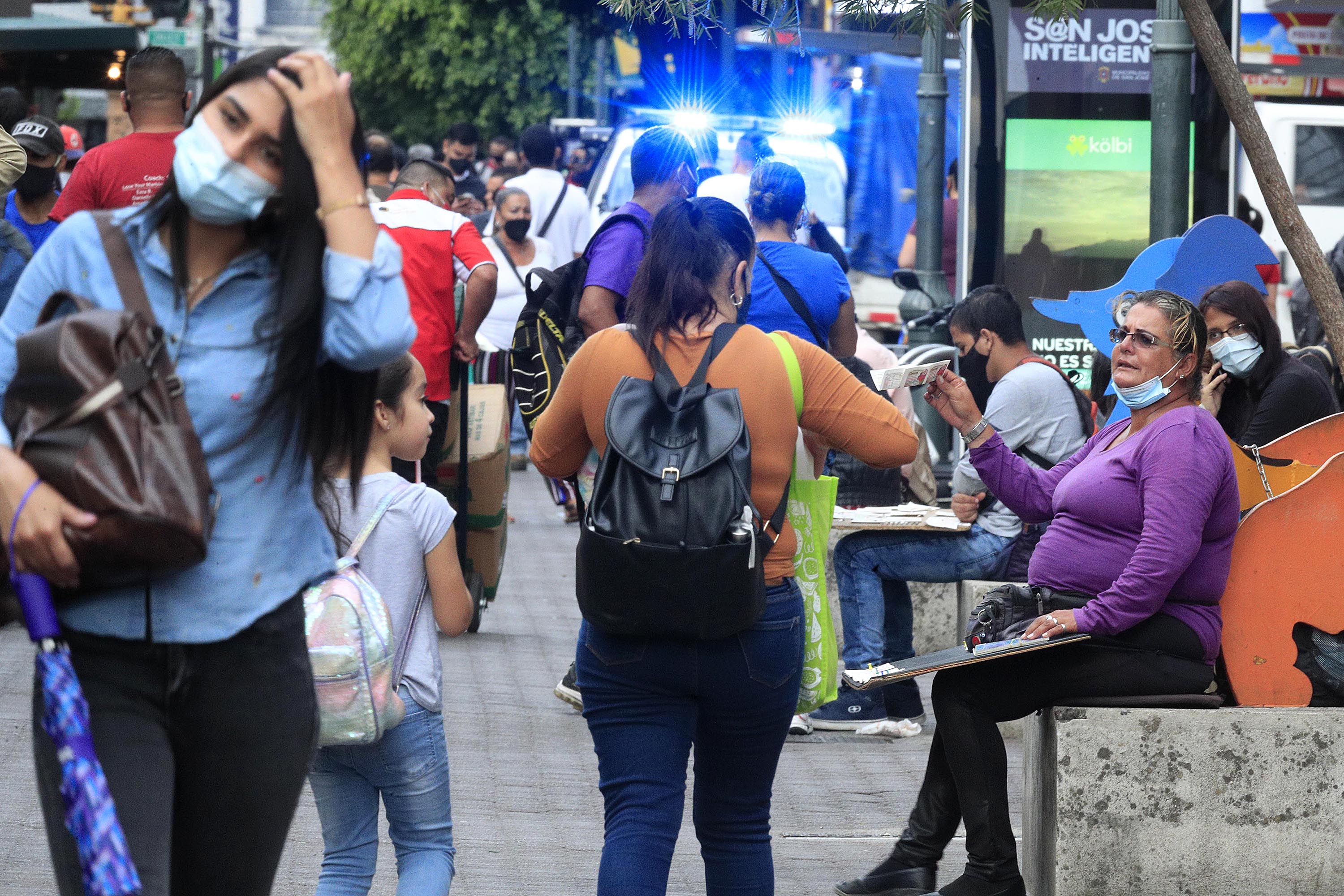 20/05/2021 San José, avenida central. Recorrido por el centro de la capital, dejó en evidencia como muchas personas siguen sin acatar las recomendaciones sanitarias, conviritendo las calles y espacios públicos en potenciales focos de contagio de la covid-19. Espacios estrechos de las aceras, muy escaso distanciamiento entre las personas, vendedores que vociferan para anunciar sus productos y algunos que siguen usando mal la mascarilla, aumentan la posibilidad de llevar la mortal enfermedad a casa. Foto: Rafael Pacheco