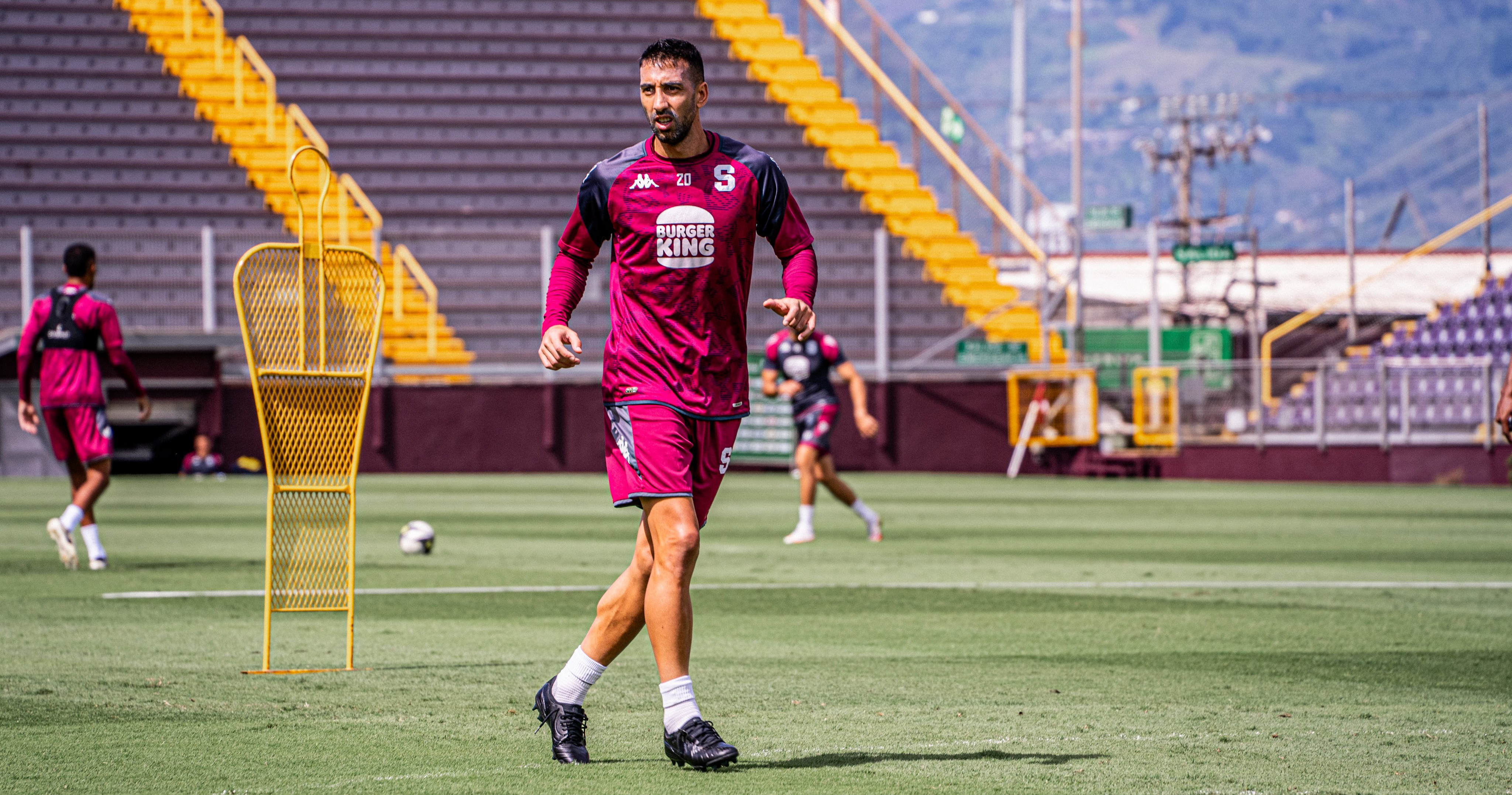 Mariano Torres, capitan del Deportivo Saprissa y todo el equipo regresan a la pretemporada.