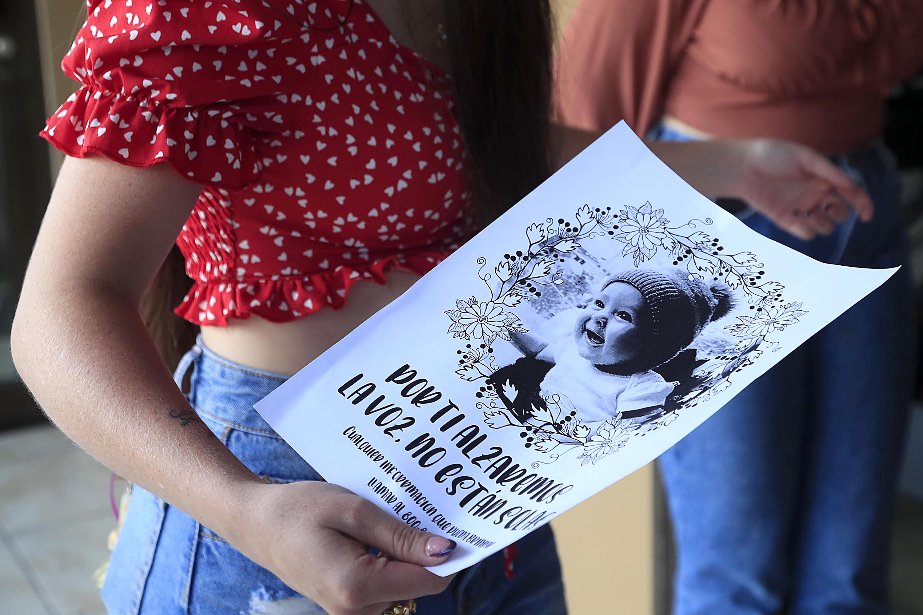 12/04/2023 Cervantes de Alvarado. Daniela Camacho (blusa roja), la futura madrina de Keibril Amira García Amador, la bebé de 9 meses que fue arrebatada de los brazos de su madre de 13 años y aún está desaparecida, organiza con sus amigas una vigilia todas las noches y también hicieron afiches para para pedir información.
